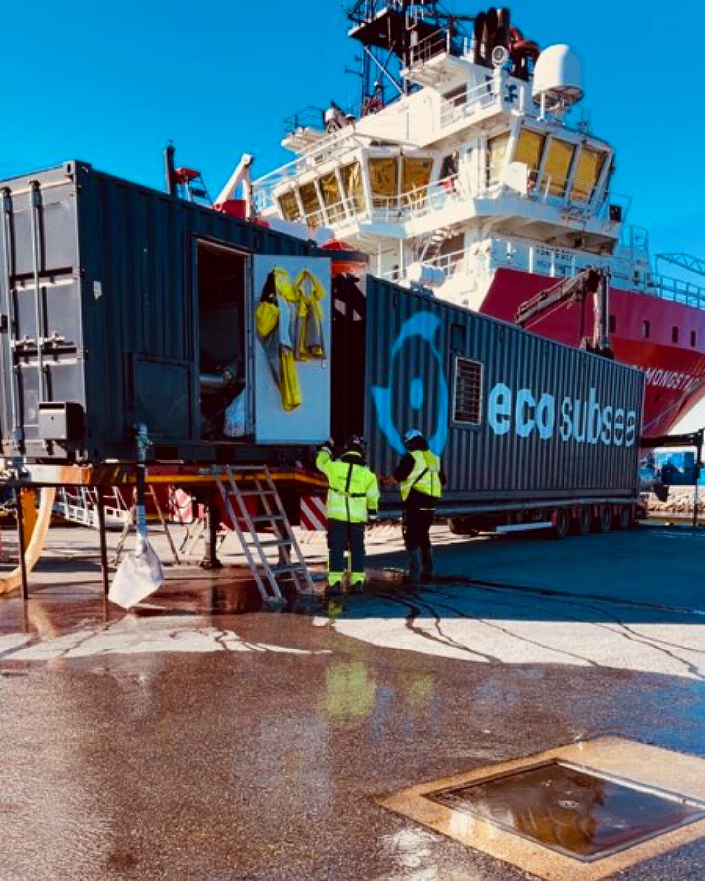 Cleaning Scandi Mongstad today✅🌱☀️ @dofgroup 
A beautiful day in #bergen serving customers that value sustainable solutions, fuel-savings and full biofouling collection.
Photocred: John Inge Flem 📸

#hullcleaning #sustainable #shipping #maritime #b