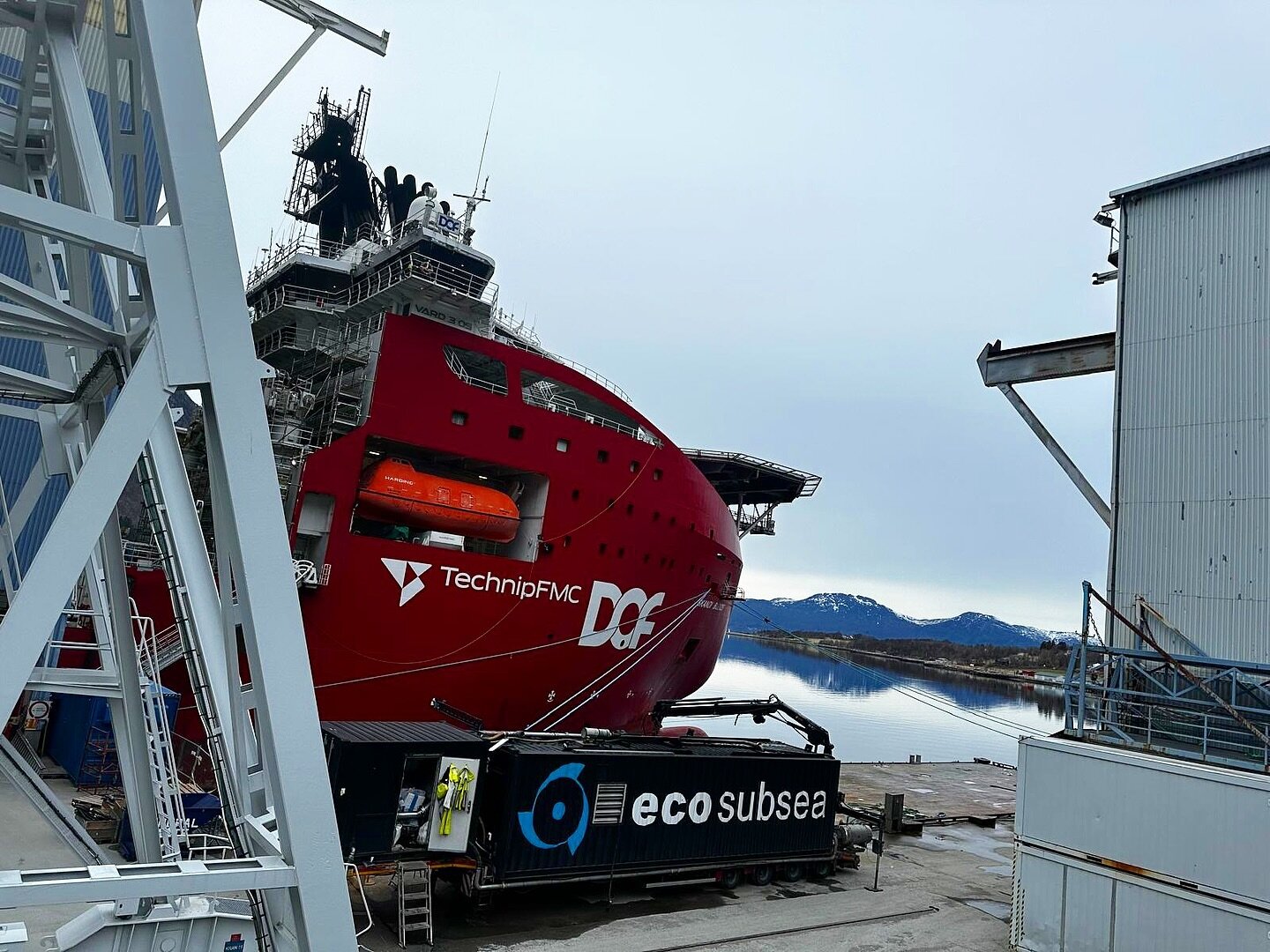 Skandi B&uacute;zios Hull Cleaning operation at the VARD Langsten Shipyard today 🌱 This impressive vessel will after removing all biofouling be saving tonnes of fuel and CO2 emissions due to the smooth and clean surface ✅
#hullcleaning #sustainable 