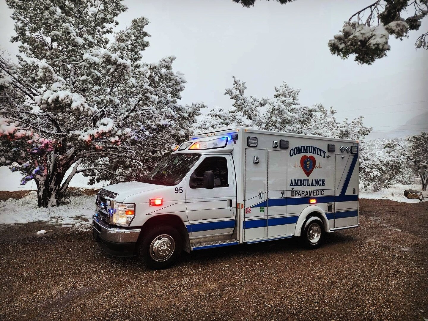 Unexpectedly chilly spring day here in Southern Nevada! Our employees captured this photo earlier this week of one of our ambulances amidst a snowy landscape. 

📸: Paramedic T. Serticchio
.
.
.
#ambulance #spring #snow #paramedic #ems #emergency #co