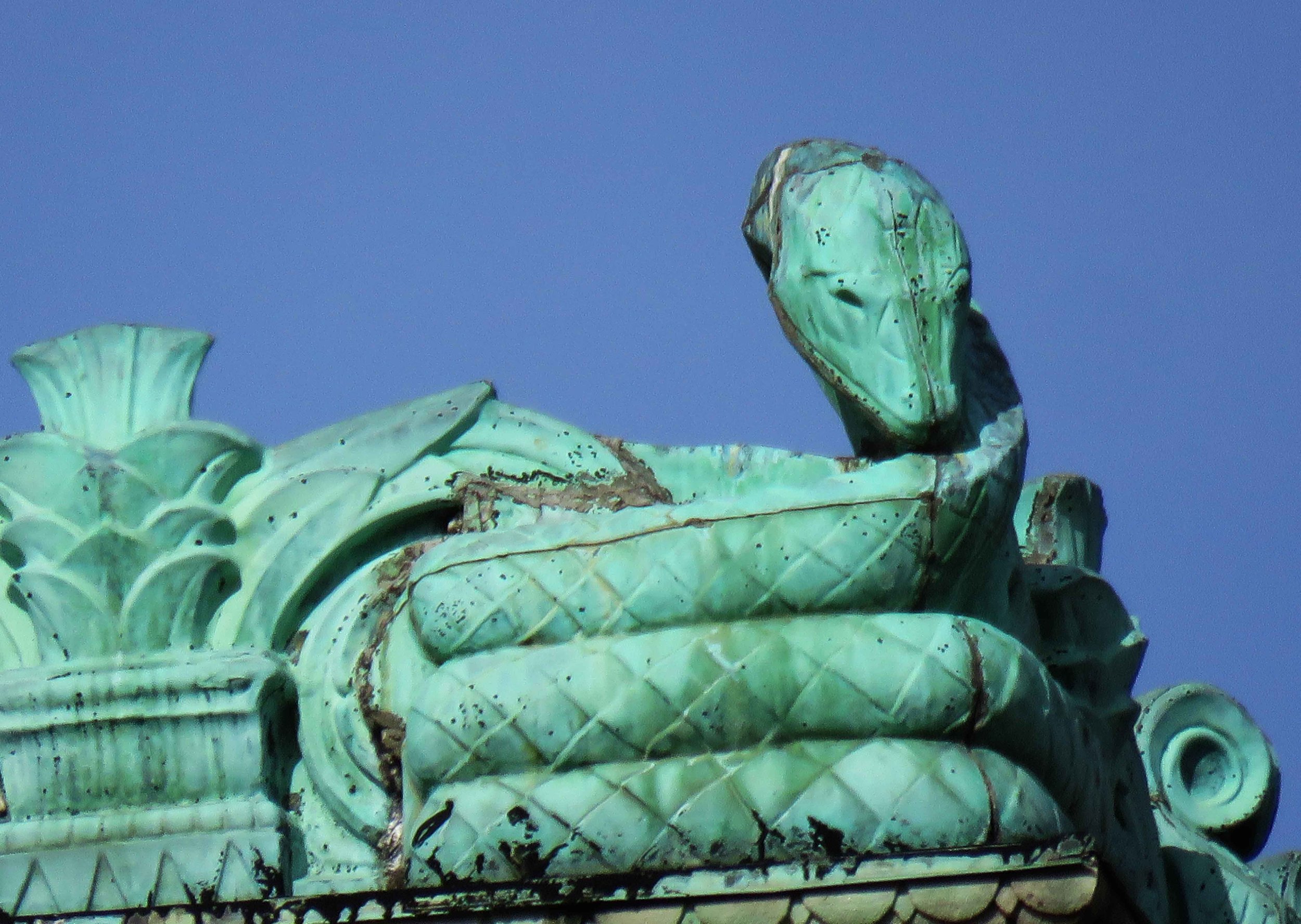 Cobra on the cheneau, or crest of the building
