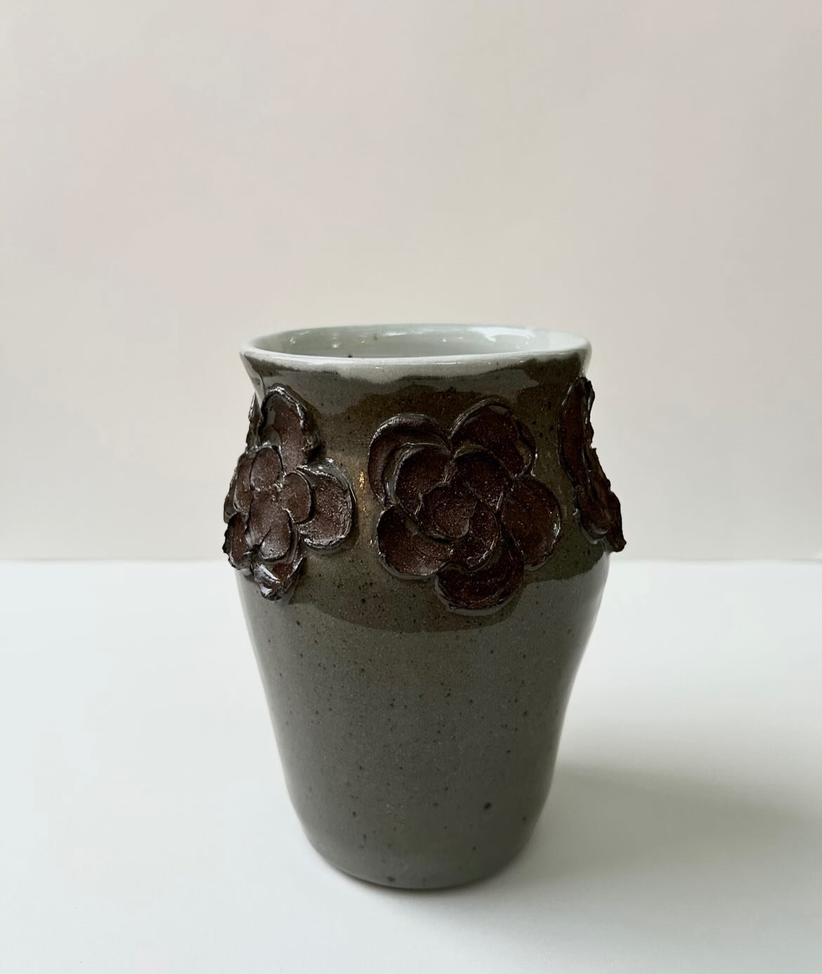 A flower vase for your fresh cut flowers on this fine Friday. 🌸