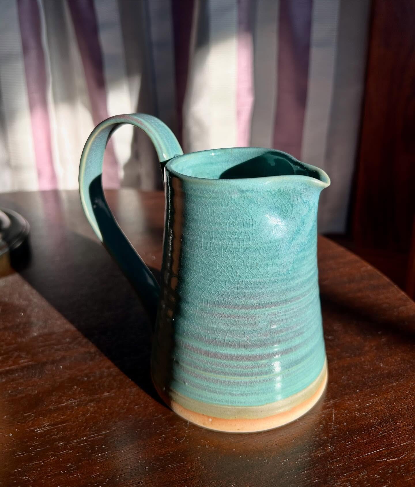 Lovely little pitcher. This glaze was such a fun surprise🩵