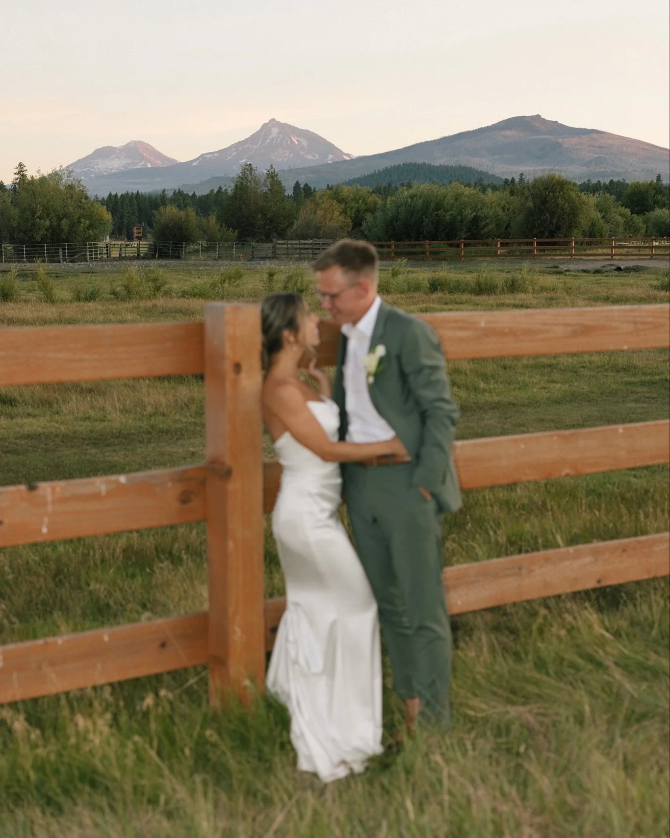 A little mix of film + digital from a wedding I got to second shoot with @victoriacarlsonphoto at Black Butte Ranch! 🎞️ It’s been so fun to second shoot for photographers who were some of my biggest admirations when I first started (and she st