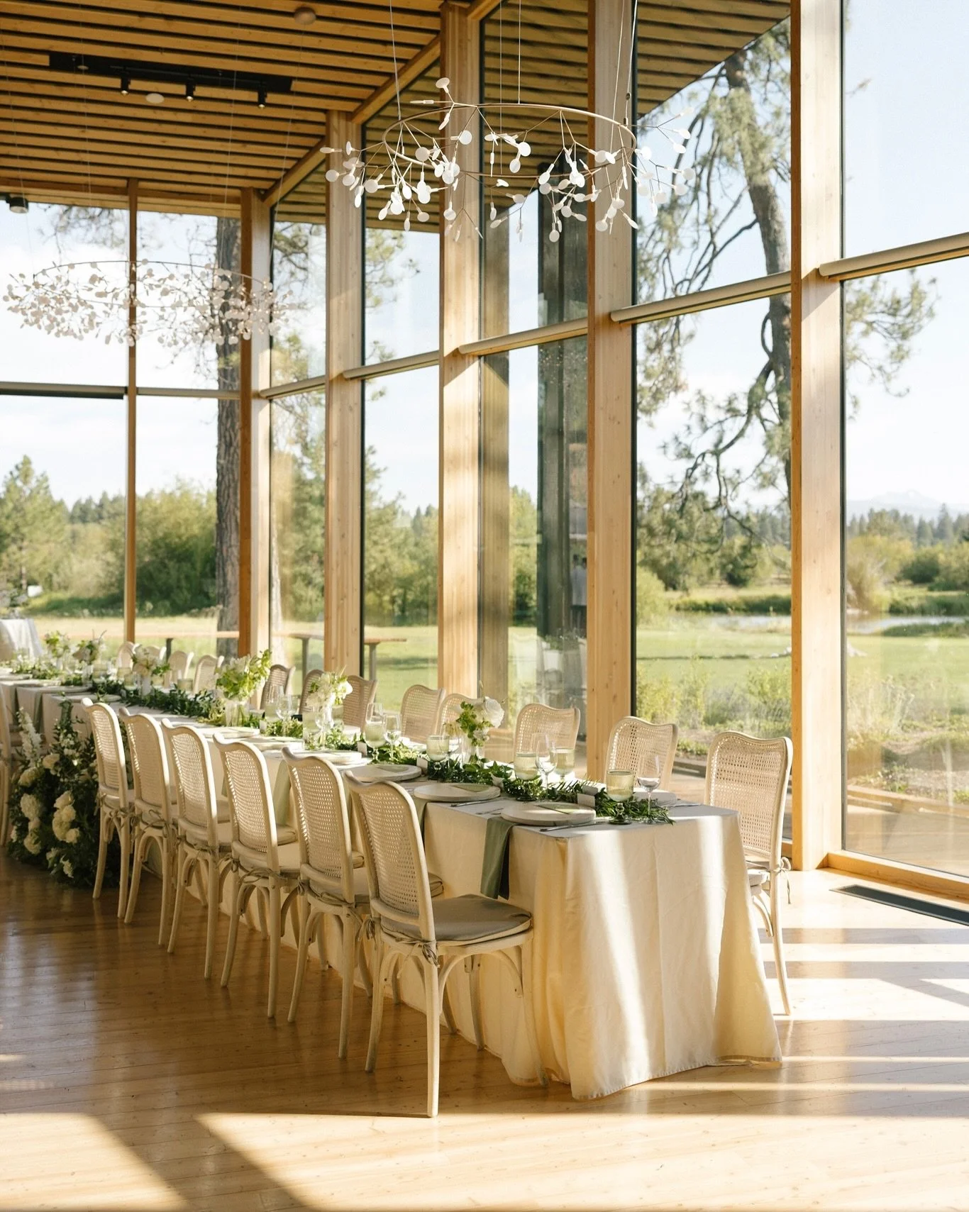 When the lighting is this perfect and you’re surrounded by all your loved ones and laughter fills the air. ✨ Can’t beat it!
-
#gabrielramirezphotography #honestmoments #bendoregon #oregonweddingphotographer #oregonwedding #blackbutteran