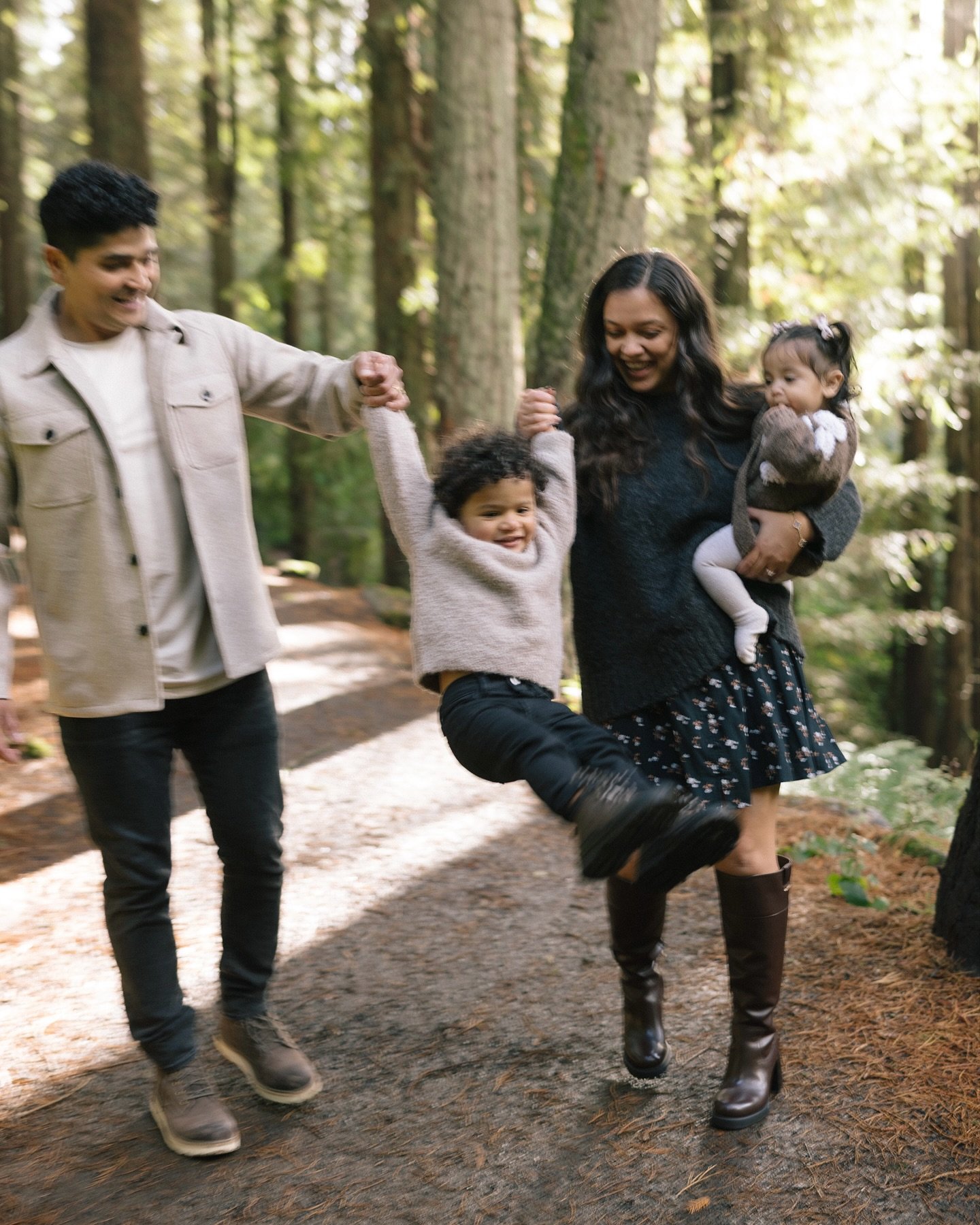 Earlier this fall, a past client reached out asking if I&rsquo;d be going up to Portland because their extended family wanted photos. (I live in Medford, so it meant a lot to have someone want to bring me up for their session.)Well we made it happen,