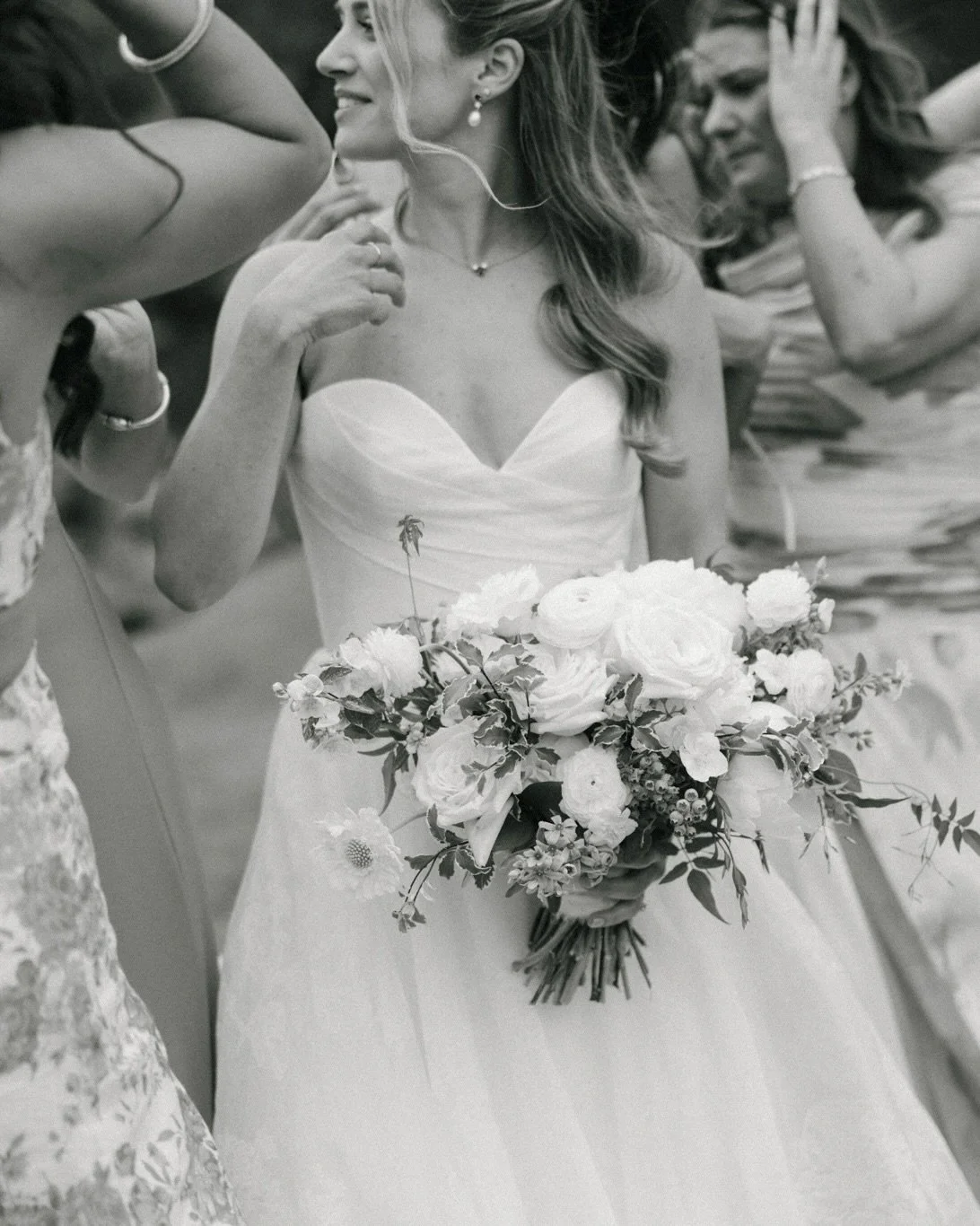 Forever in love with taking photos as a second shooter for @victoriacarlsonphoto ✌🏽🪩 Some black and white frames from a wedding at Sun River Resort in Bend Oregon.

-

#gabrielramirezphotography #honestmoments #bendoregonlife #bendoregonwedding #20