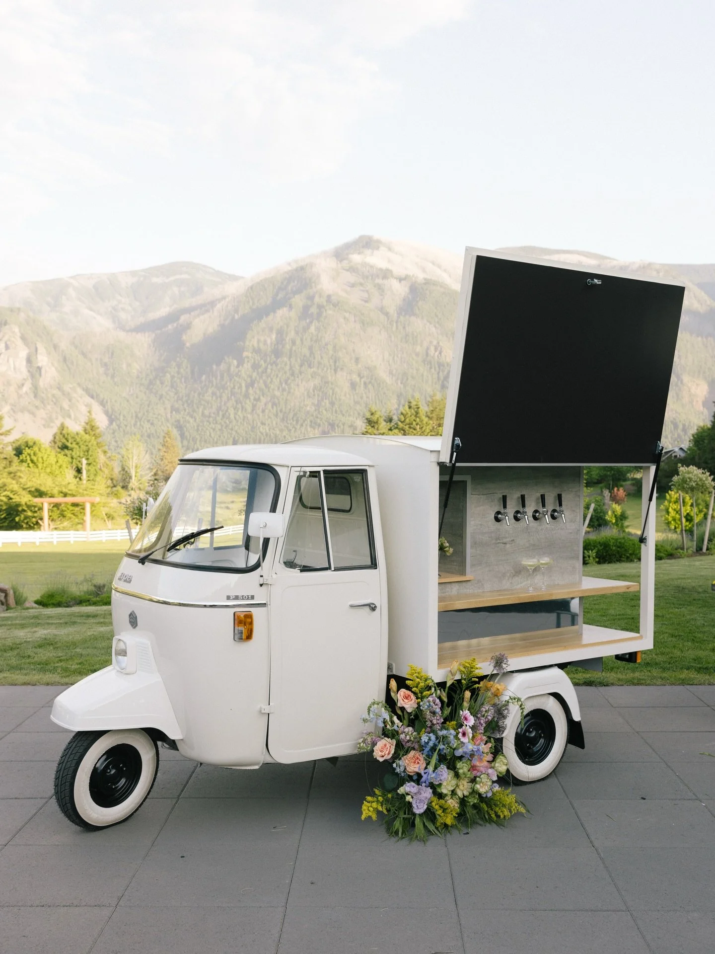 I don&rsquo;t think it gets much better than a vintage mobile bar with the Cascade Mountains showing off in the background. 🍸⛰️

-

Photo: @gabrielramirez.photo 
Venue: @windmountainranch 
Coordinator: @bixbyandpine 
Vintage Bar: @aperitivopnw 
Flor