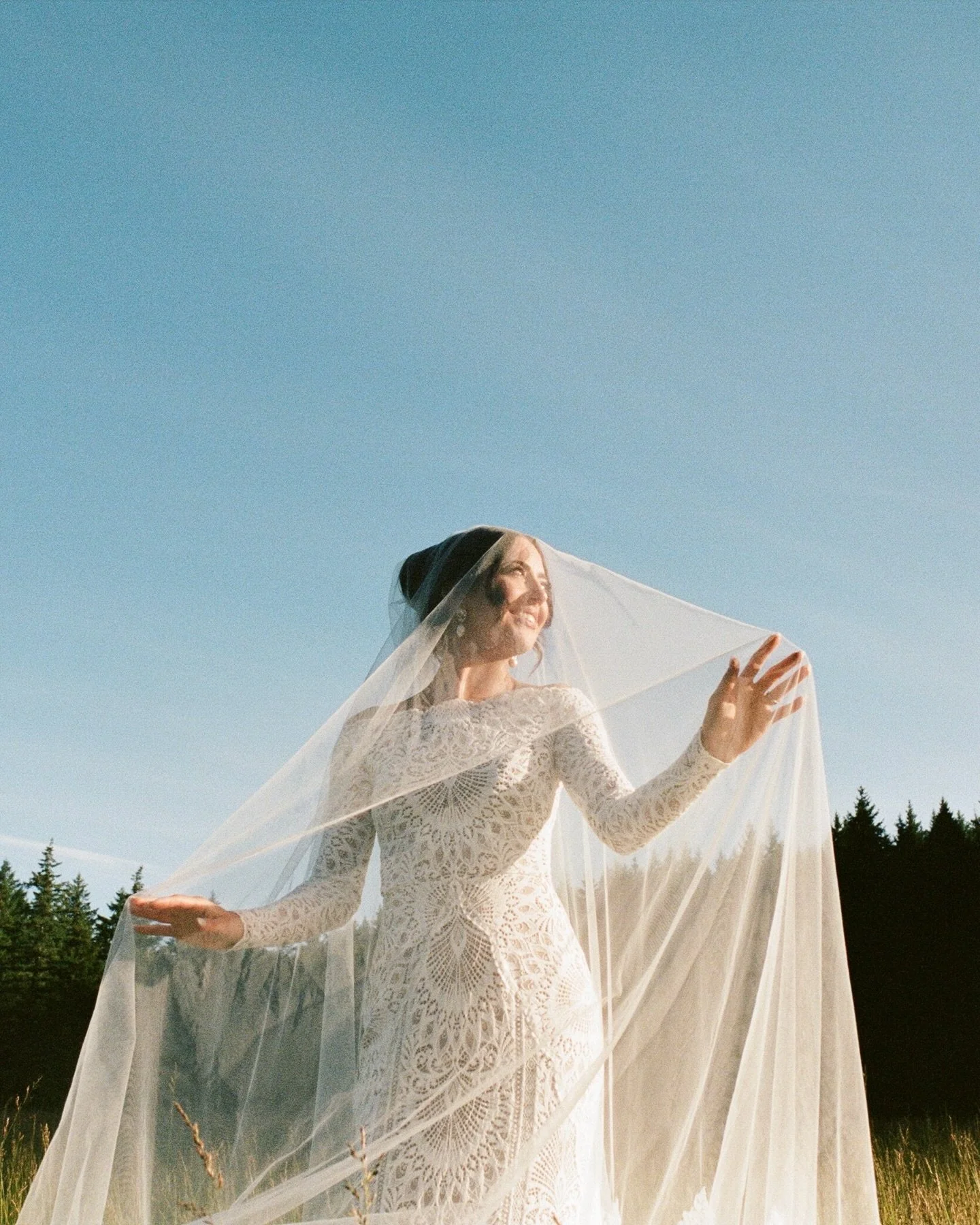 We all love Golden Hour for those magical portraits&hellip; but honestly that first glimmer of light in the early morning might be just as magical!

-

Photo: @gabrielramirez.photo 
Venue: @windmountainranch 
Planning: @bixbyandpine 
MUAH: @westcoast