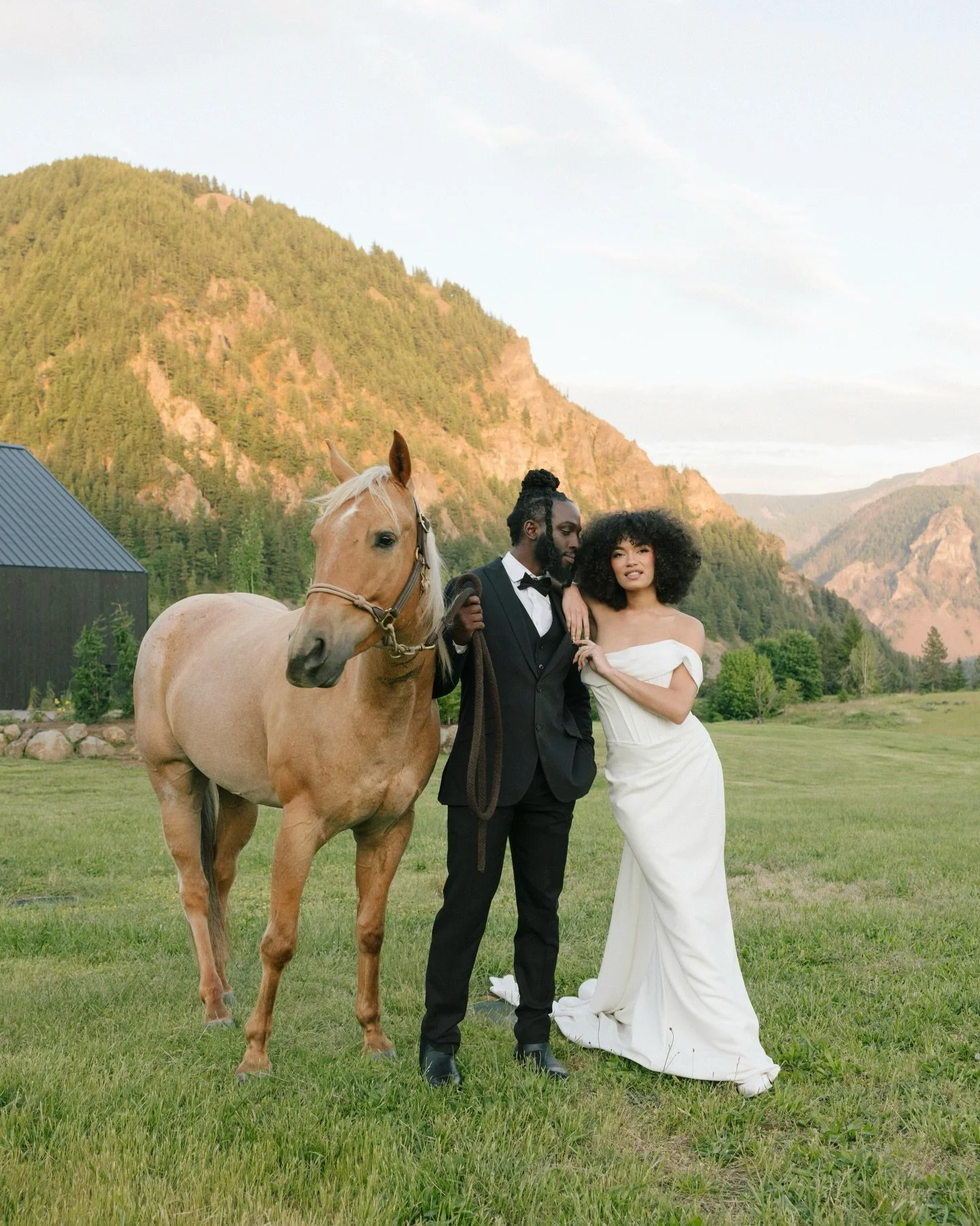 It&rsquo;s the year of the horse, so of course I gotta share these epic moments from my time at @windmountainranch last year! 

-

Photo: @gabrielramirez.photo 
Venue: @windmountainranch 
Coordinator: @bixbyandpine 
MUAH: @makeupbyshannel &amp; @west