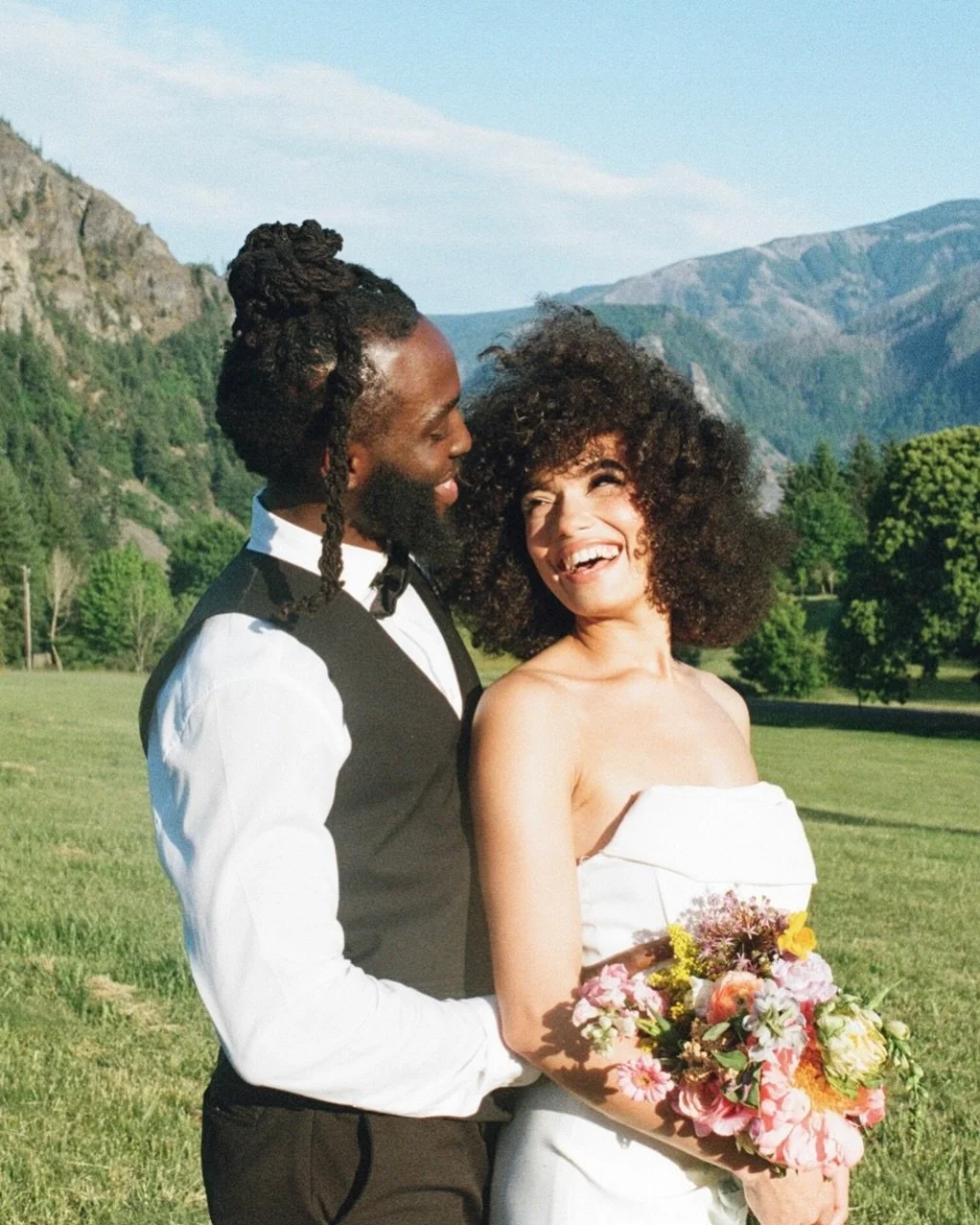 With a view like this&hellip; what&rsquo;s not to be joyful about! 🏔️ Wind Mountain Ranch is located just one hour east of Portland, and sits on 22 beautiful acres of land. There&rsquo;s an endless opportunity to have your portraits taken at differe