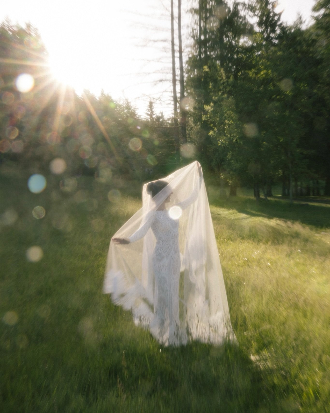 Sometimes the most perfect things happen on accident. ✨

We had gotten up early to catch the morning sunlight. And because it was so early there was still so much dew on all the tall grass. I knew that my boots were getting wet, but I wasn&rsquo;t aw