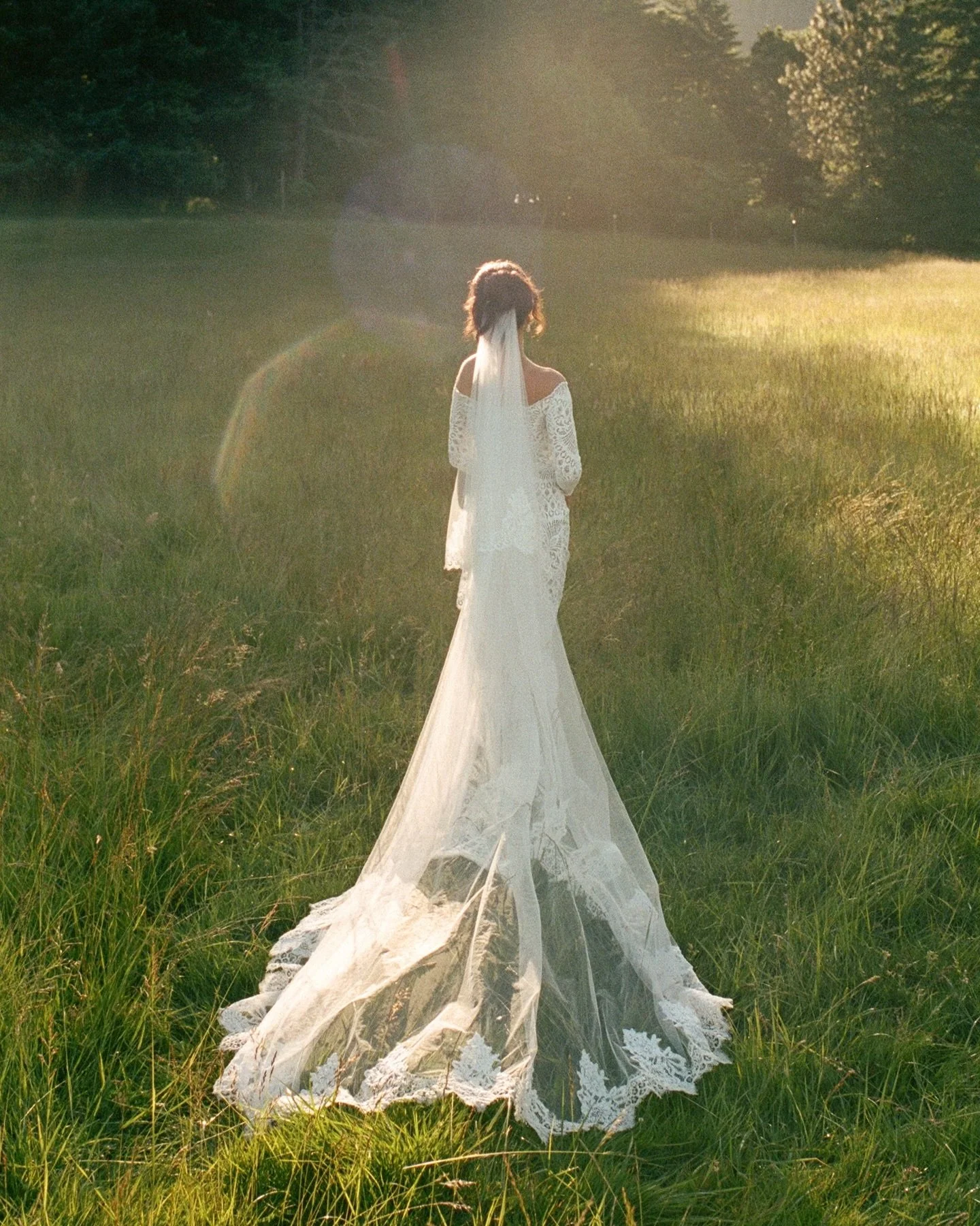 Would you wake up early in the morning of this is why your photos looked like? ✨ No matter the time of day or the location.. Wind Mountain Ranch is one of the most magical places for your wedding day if you&rsquo;re looking for that PNW Magic. 

🎞️: