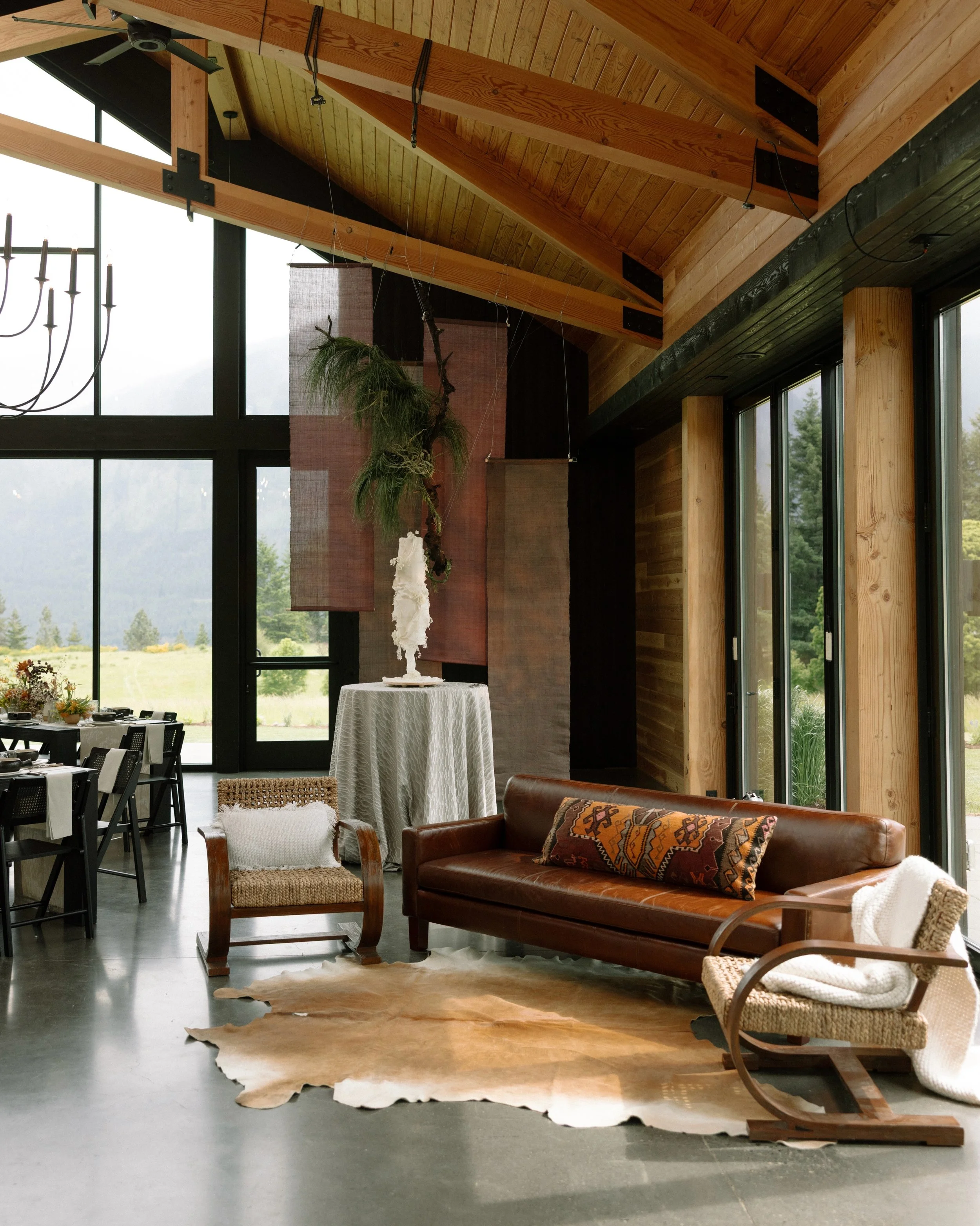 When the vision is Modern Ranch Inspired. ✨ The possibilities are endless when you let creativity lead the way, the Reception Hall at Wind Mountain Ranch is the perfect place for your creative vision to come to life whatever it may be.   -

Photo: @g