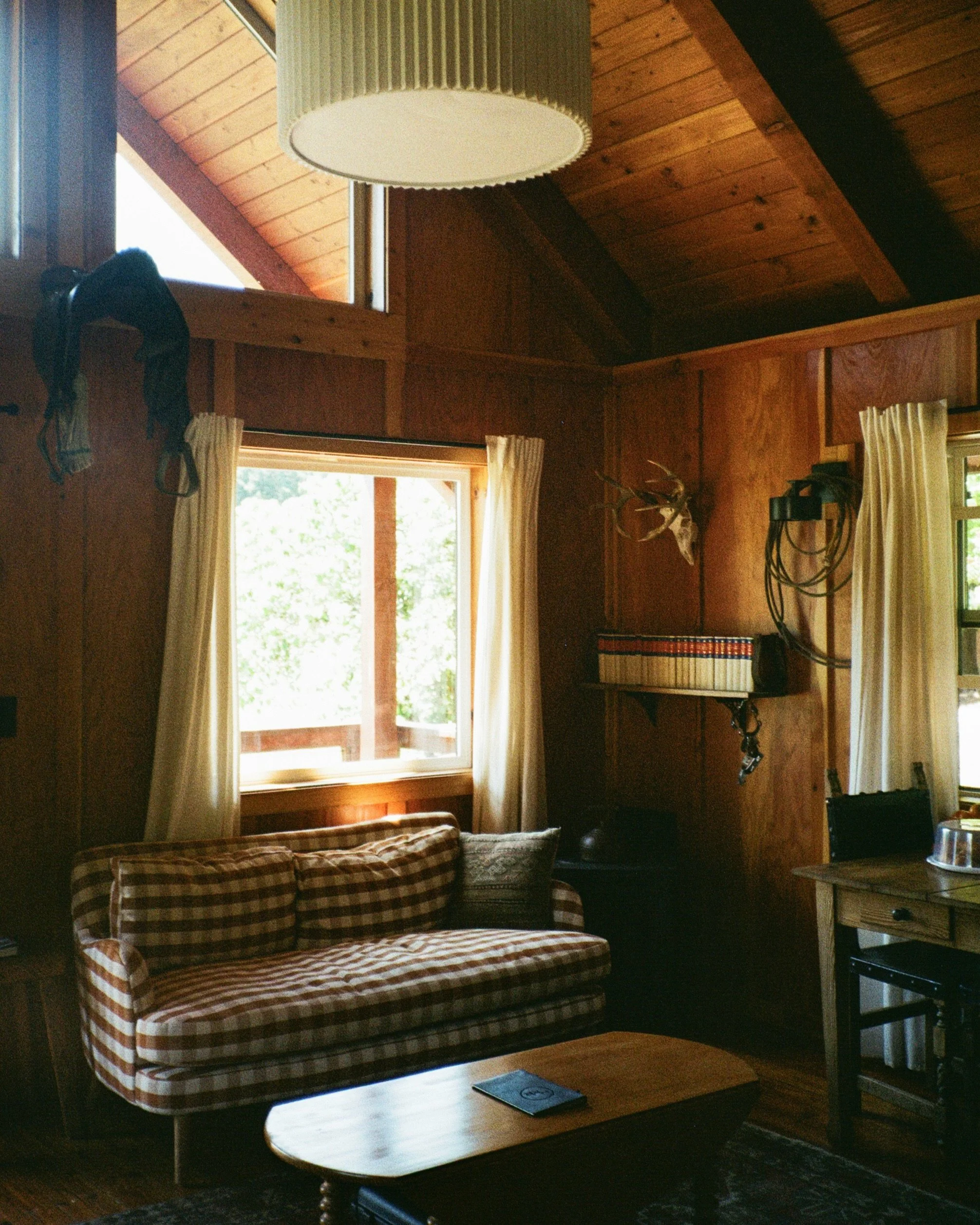 I will never get over @windmountainranch 🍃 It has a way of pulling you into a slower pace, where every direction you turn feels like a deep breath. With beautiful cabins overlooking the majestic Columbia Gorge, it&rsquo;s every bit as magical on a r