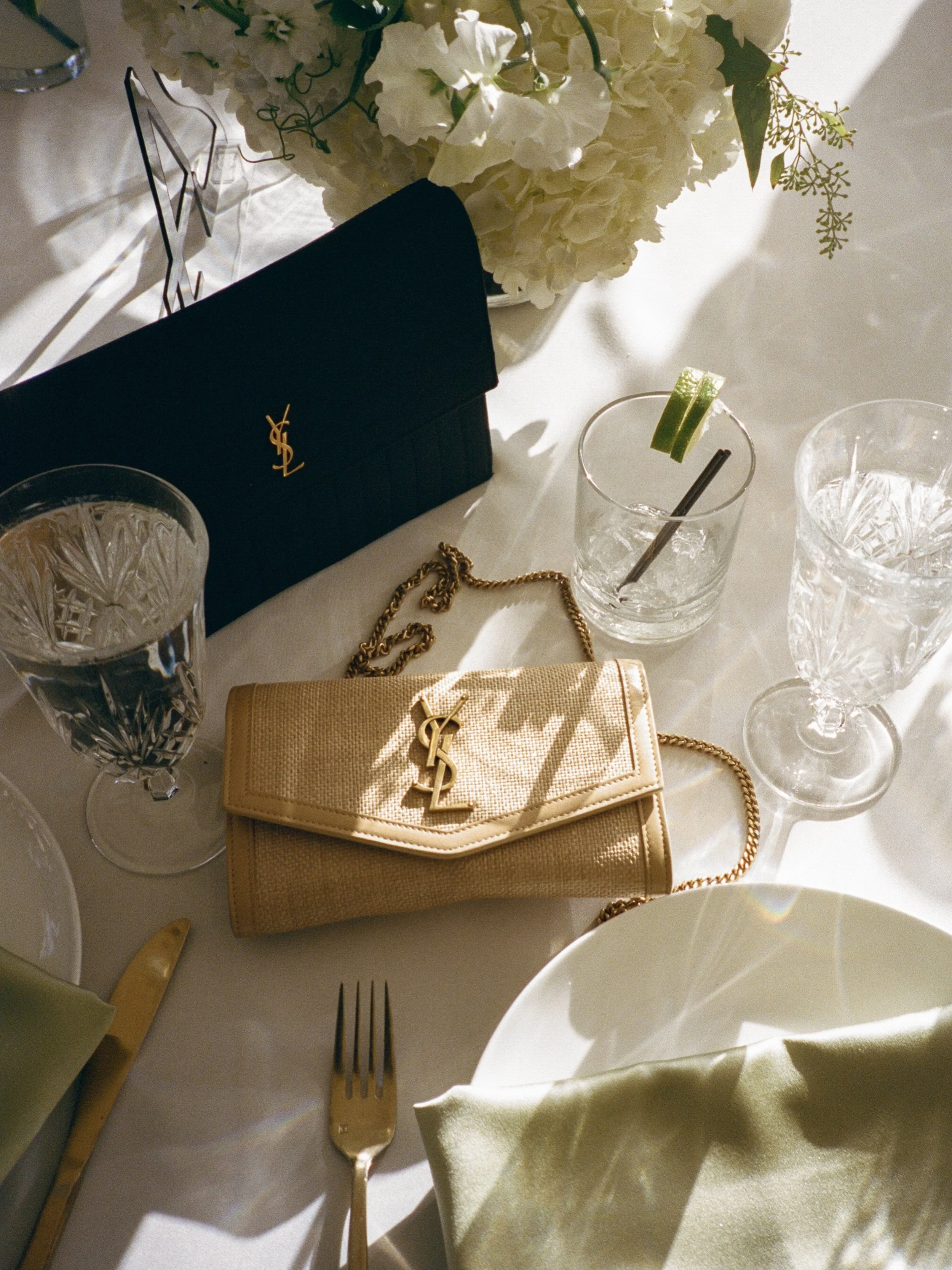 Love it when the light is hitting the table at the right time! 🪄 -

#gabrielramirezphotography #indiefilmlab #35mm #secondshooting #oregonweddingvenue