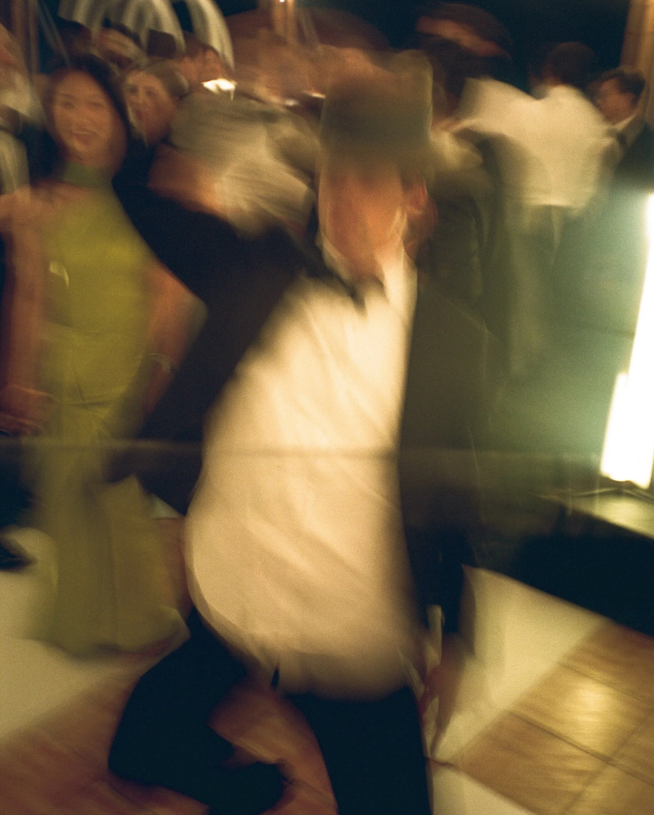 The type of photos you actually want to be in!! ✨ Moments from Ellie &amp; Leo&rsquo;s dance floor at Pole Creek Ranch. 

✌🏽: Second for Tori Carlson 

-

#gabrielramirezphotography #honestmoments #bendoregon #indiefilmlab