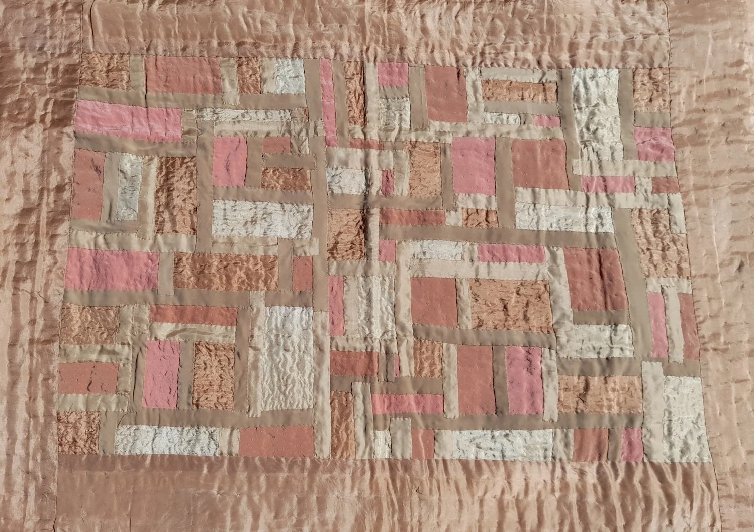Patchwork silk quilt (Silk fabric, wool wadding, cotton thread)