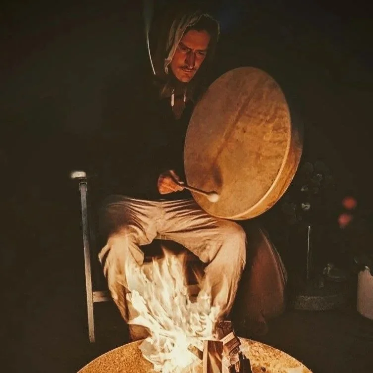 Simon Harm Brunken Schamane AUFSTELLUNGEN, HAKA KRAFTTANZ & SCHAMANISCHE RITUALE Trommel