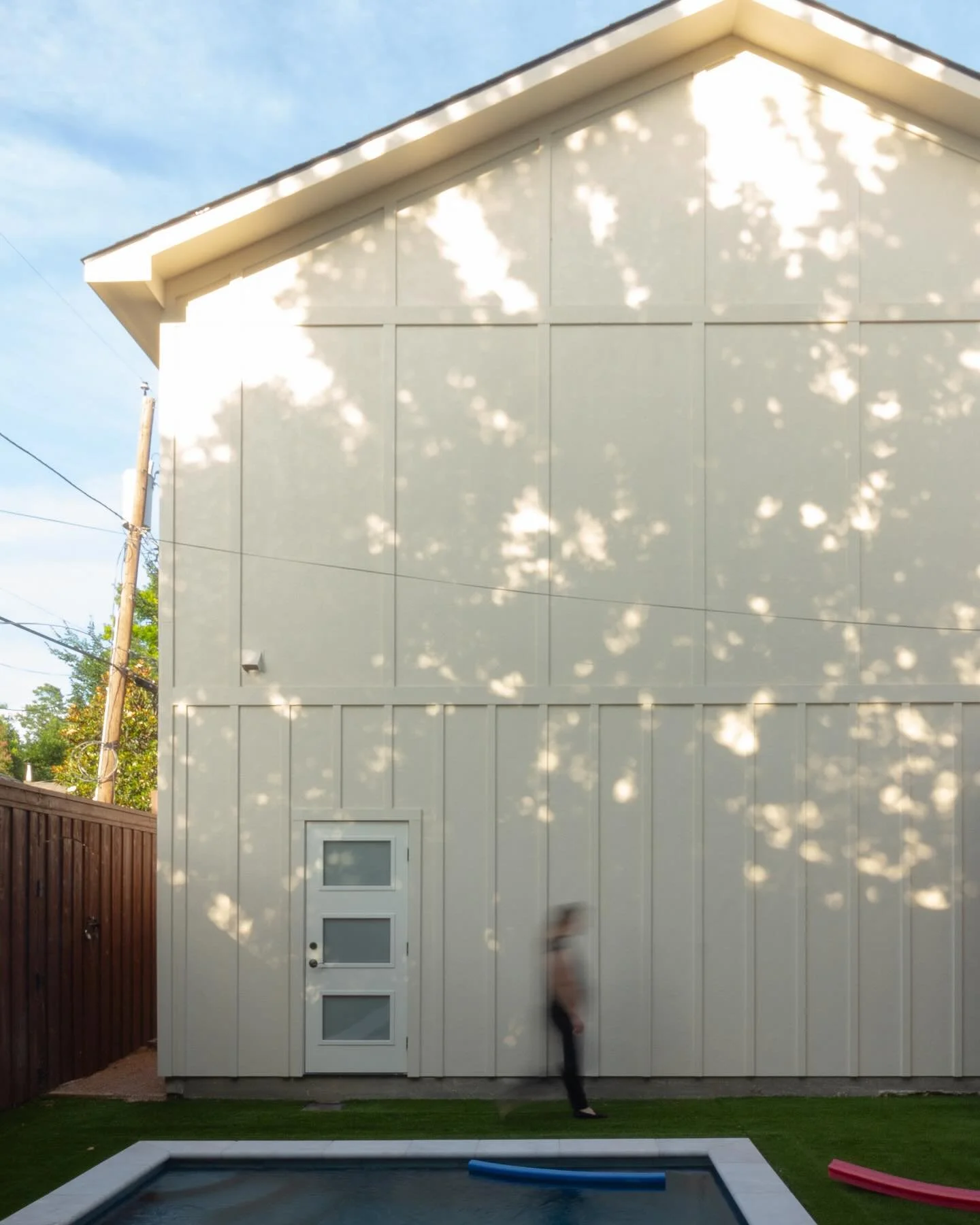 Not every facade needs to be a showstopper with multiple materials and varying depths. We design in a way that the entire home is thoughtfully proportioned and detailed regardless of how many passersby will see it. While the driveway entry to this ba