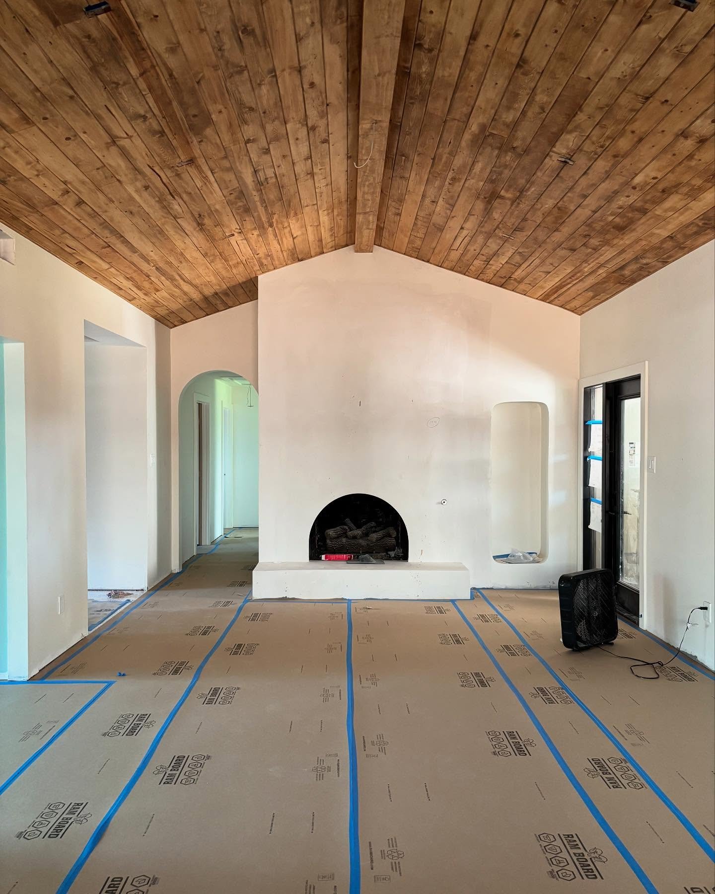 Our High Brook project is a little under a month away from finishing up and we&rsquo;re having so much fun seeing these spaces shape up!

Interiors: @kariadesignstudio 
Contractor: @makereadydallas