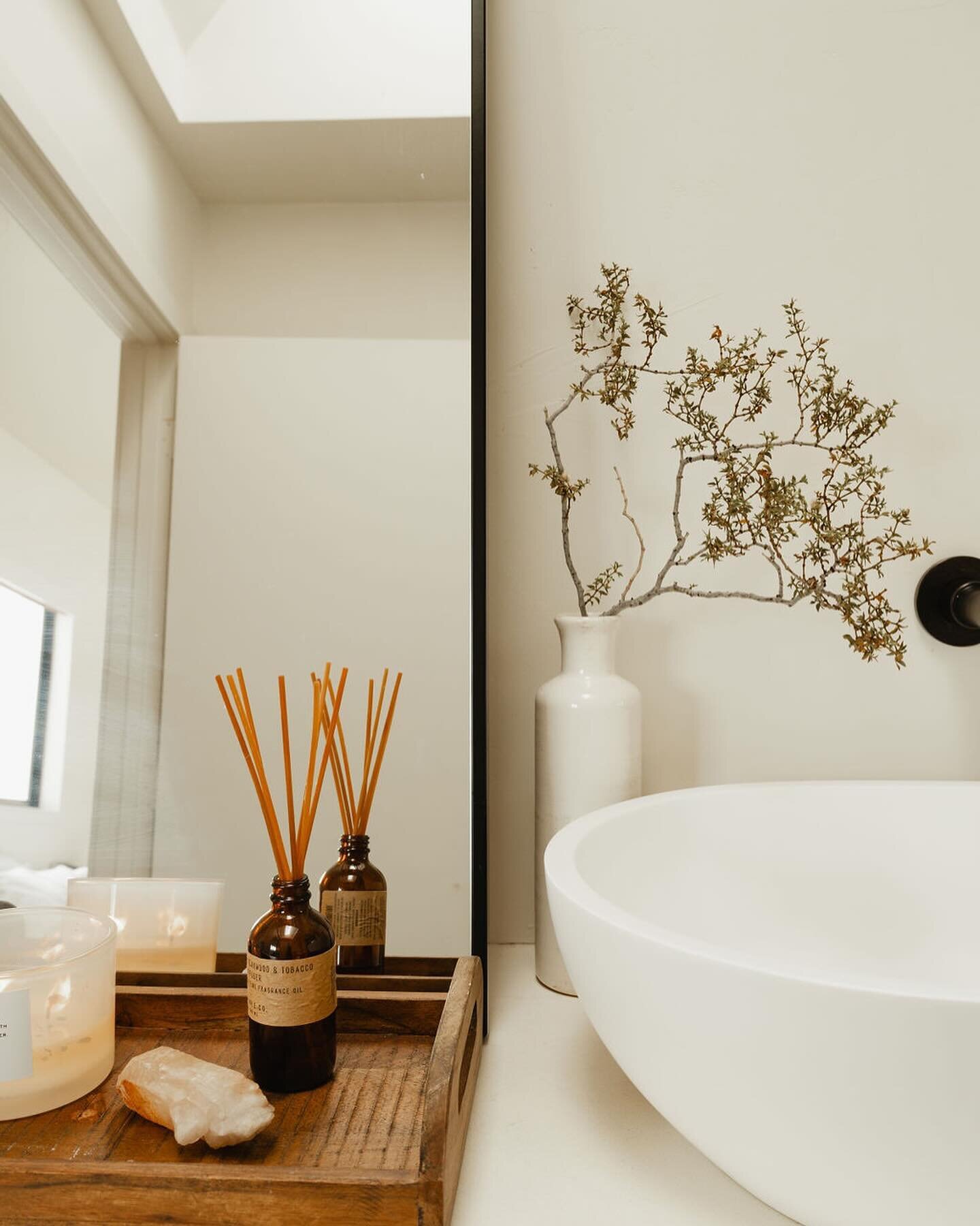 An earthy bathroom can create a truly spa like experience for guests 🤎 For the guest bathroom at Terra Nova we used plaster, stone, and wood to create a grounding feeling. We create a full sensory experience by layering in our favorite scents, candl