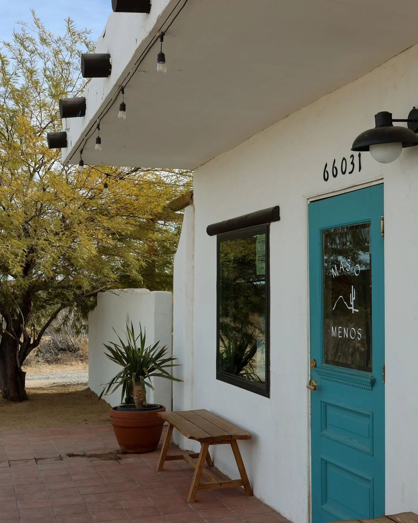 An ode to one of our favorite coffee shops in the high desert: M&aacute;s o Menos ☕️ @masomenosbar 

A morning to night hangout, M&aacute;s o Menos is the perfect place to meet friends, catch up on email in the sun, or discover something new happenin