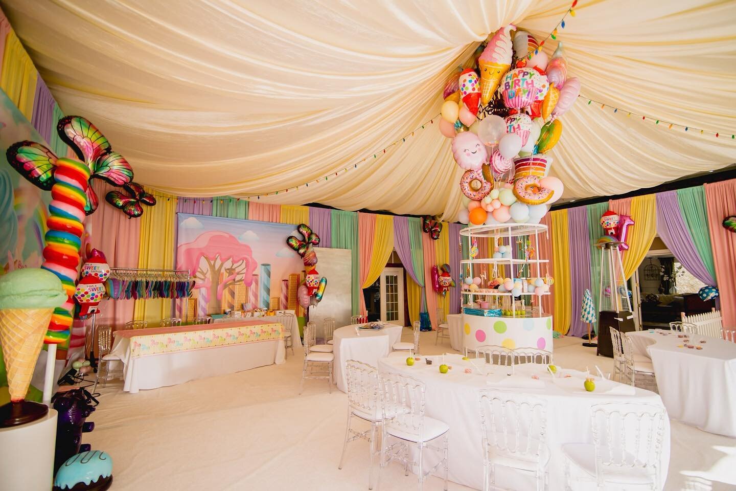 One of my favorite parts of the party 🙌🏼 The serpentine tables perfectly fit around this amazing center piece filled with goodies 🌈 What do you think about the color draping surrounding this magical room ? 🪄
Event Design: @susannemardirosian
Vend