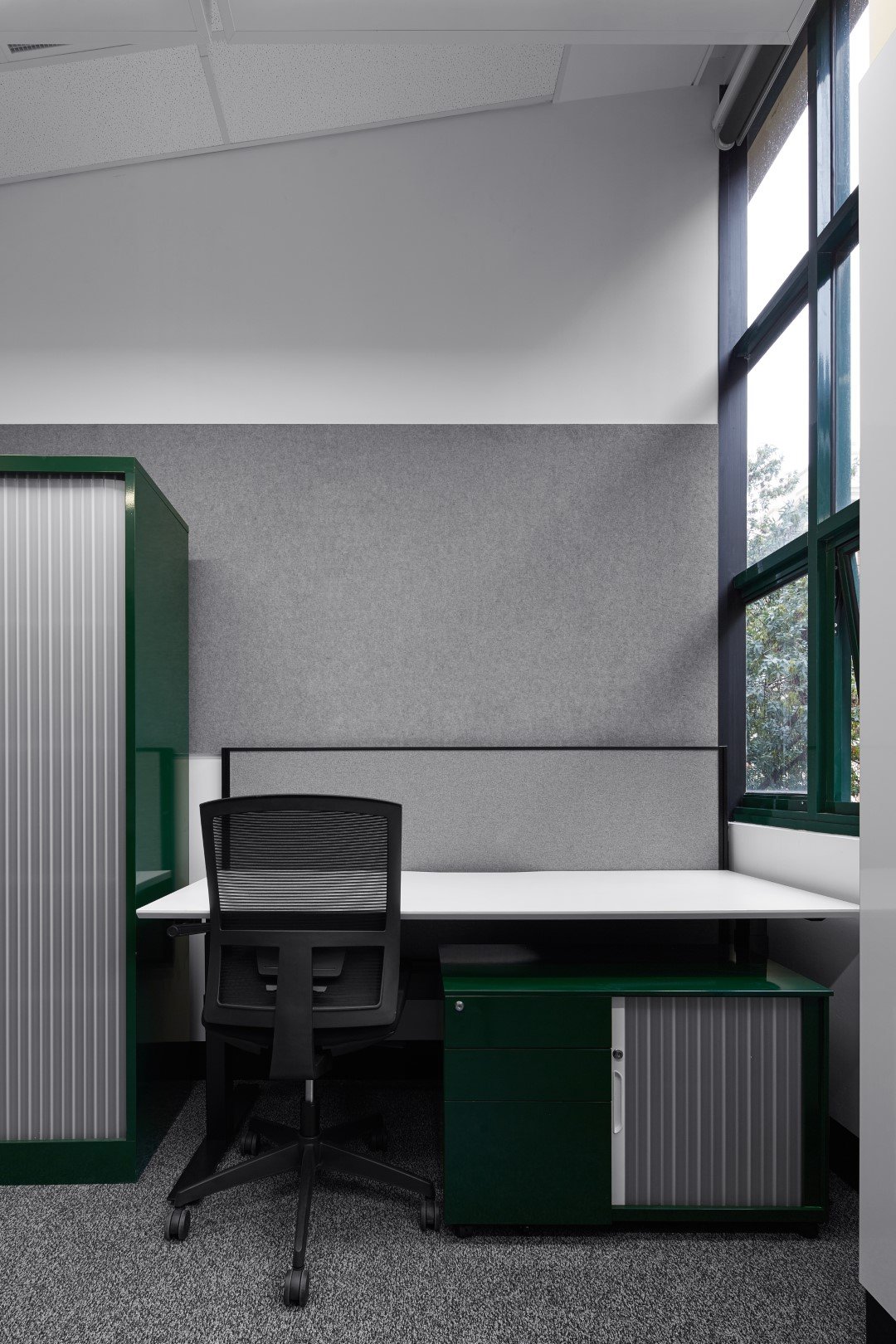 RMITSEHB3andB5-PHO-GreenWorkstationSingularFront-0.jpg