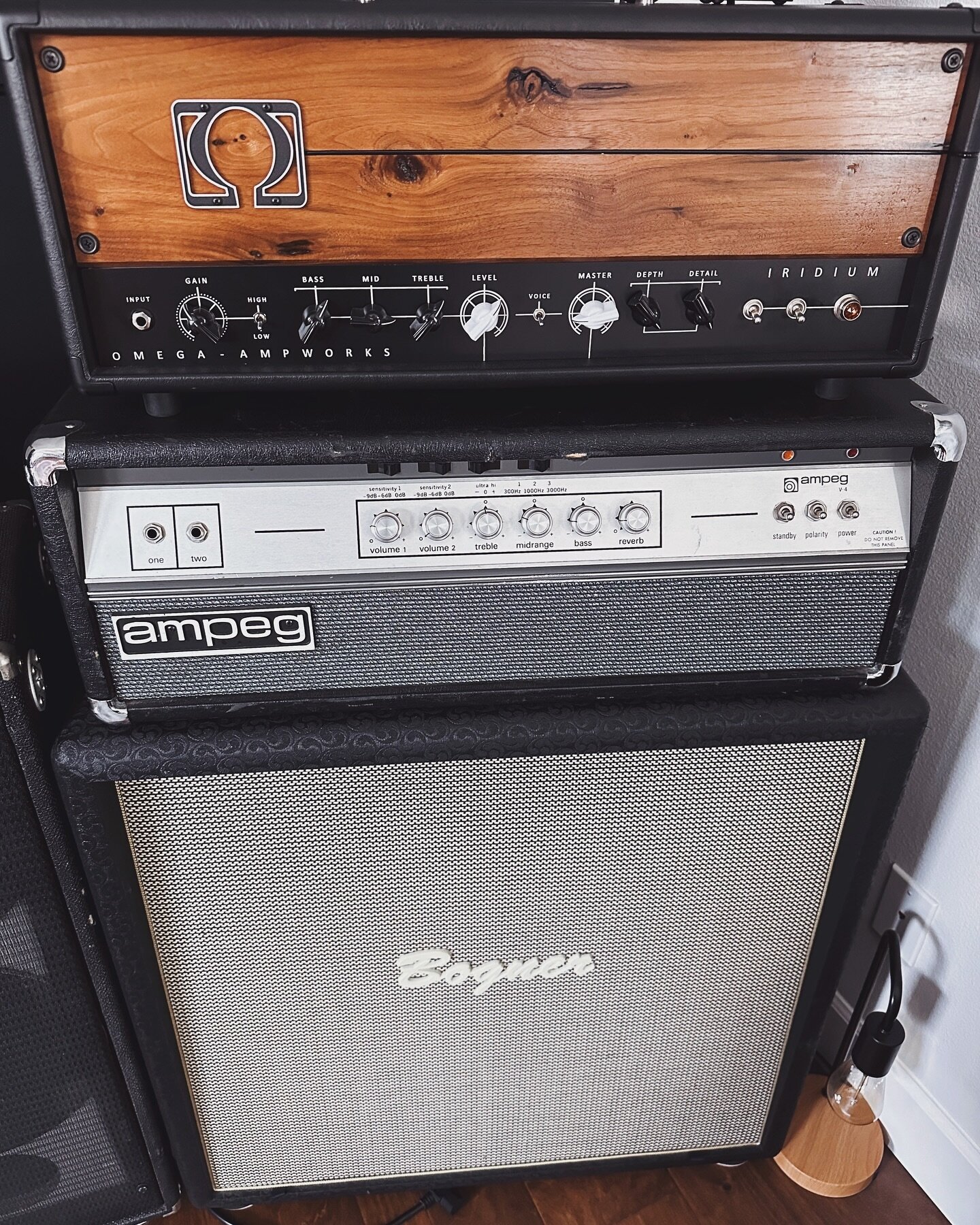 If you know, you know...

Squeaky clean Ampeg V-4 on loan, but it might be ours soon! The rest of the rig is a treat as well, feat. one of the very first Omega Granophyres (when it was still called Iridium) and the Bogner Uberkab.

What's not to like