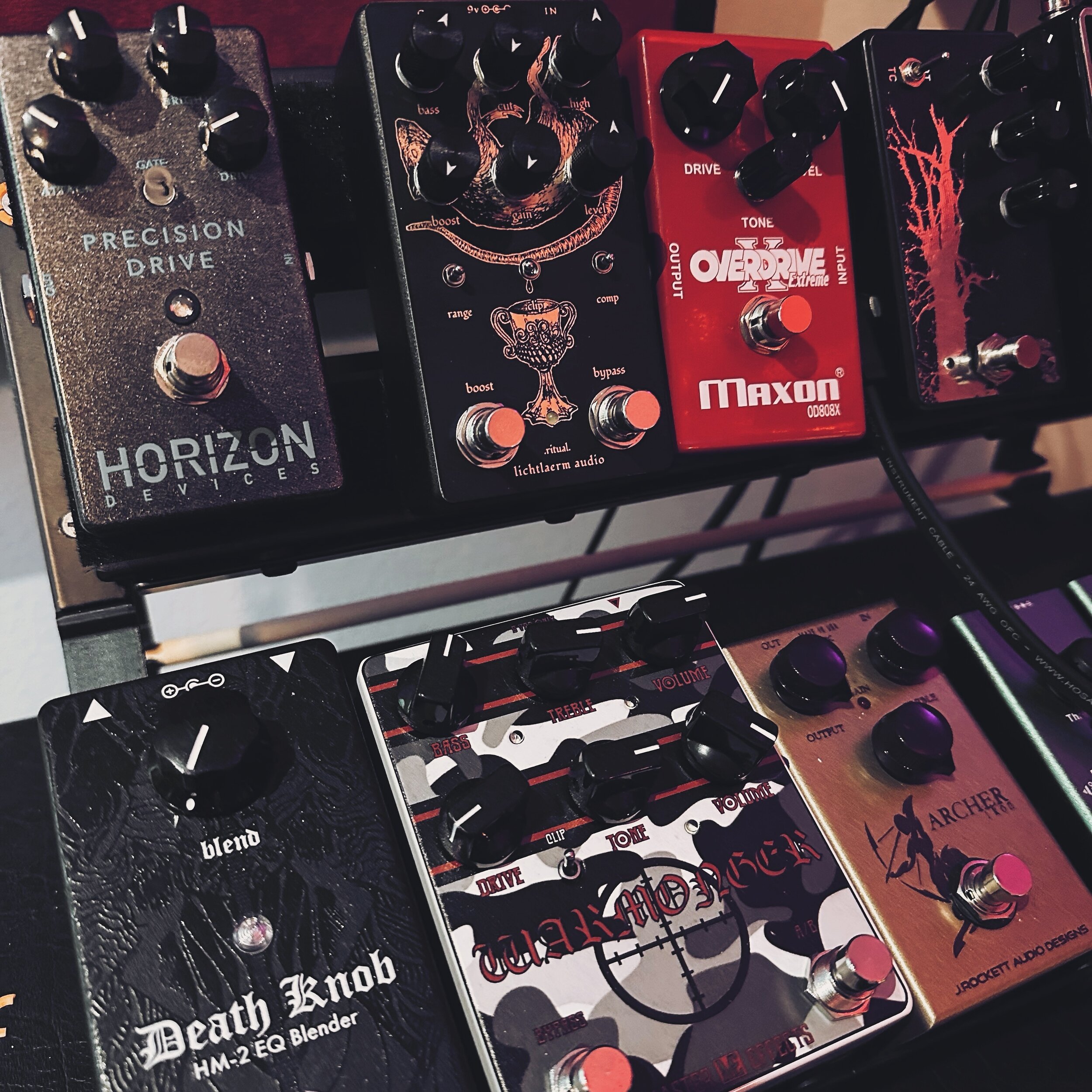 Lichtlaerm Audio Ritual spotted at @keithmerrow's studio today, along with some other favorites (looking at you, Dunn Effects and Pepers Pedals)! 

Already running on fumes with a lot of the Lichtlaerm stuff, just sayin'...

#lichtlaermaudio #dunneff