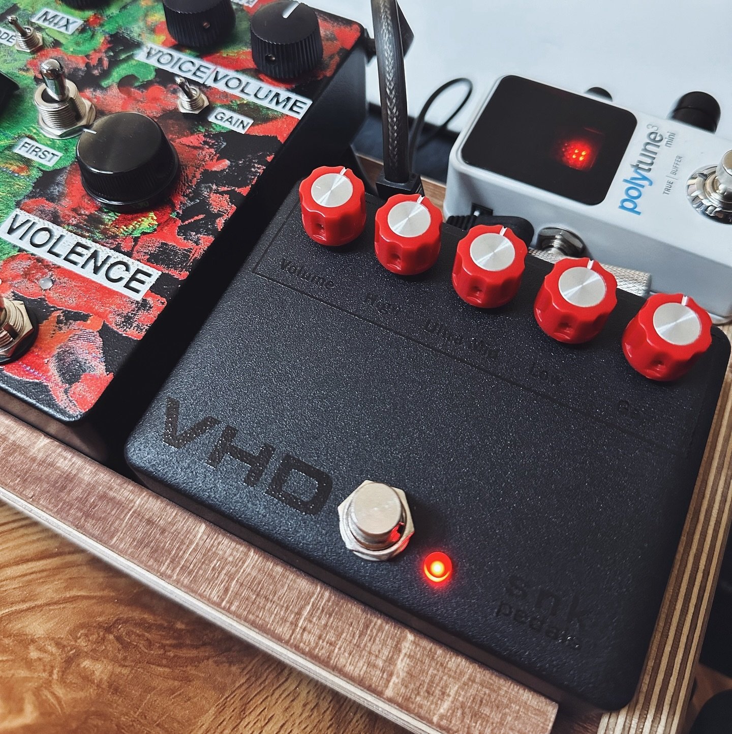 Don't you just love when an amp or pedal already sounds great with everything at noon?! Definitely the case with the SNK VHD.

There's a comparison video with the Ampeg VH-140C cooking right now. Coming soon...