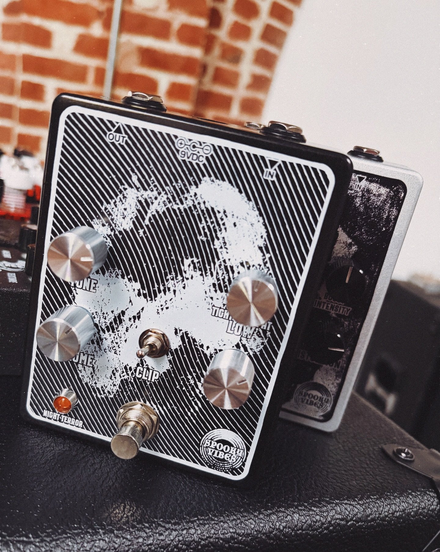 I recently hung out with @spookyvibesfx and he brought over the Night Terror OD and a mystery pedal. They both rip!

How about a collab in 2026?! 😎

#spookyvibes #spookyvibesfx #overdrive #tubescreamer #betterlovers #highgain