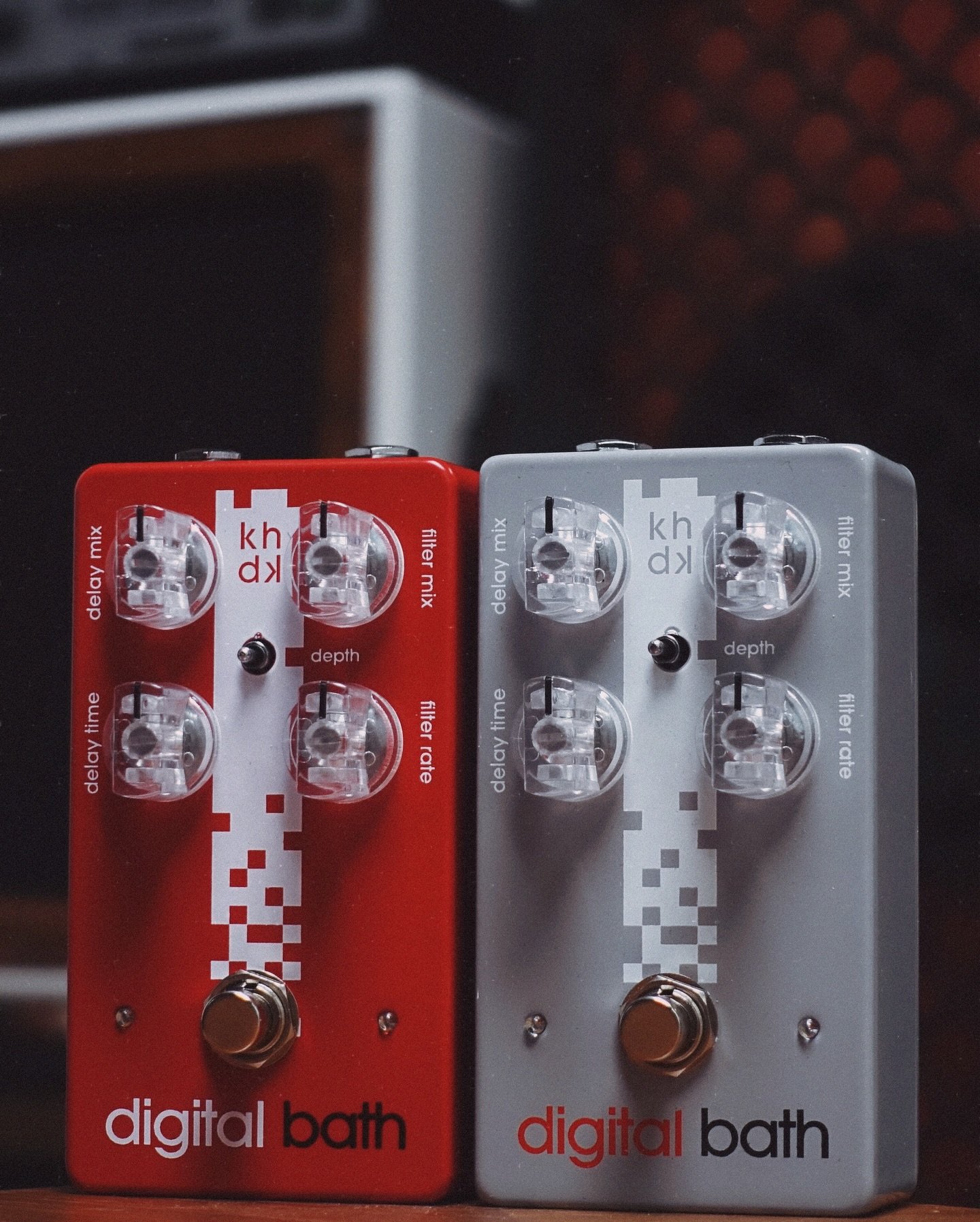 I have the last 4 of the Cult FX-exclusive @khdkelectronics Digital Baths (pedal on the left) with me IN EUROPE right now.

If you always wanted one, without the intl. shipping hassle, now is your chance. Just slide in my DMs!

The Digital Bath on th