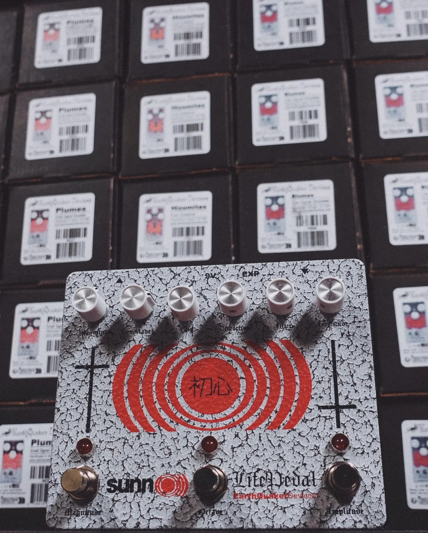 Make your walls cave in with our exclusive and insanely cool looking Life Pedal!

Sunn O))) approved... 🫡

#earthquakerdevices #lifepedal #sunn #dronemetal