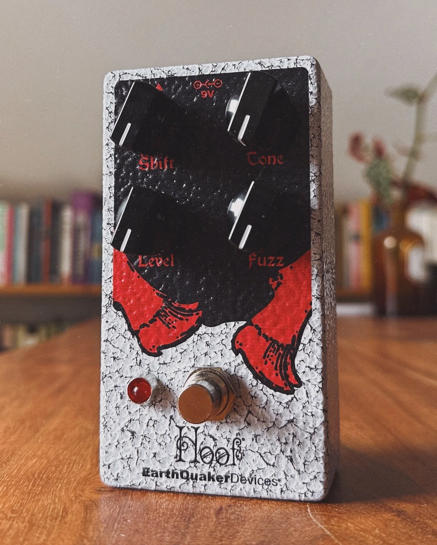 This Friday:
EarthQuaker Devices X Cult FX
HOOF Hybrid Fuzz

We're coming in hot with our exclusive finish version of the infamous @earthquakerdev flagship fuzz in black &amp; red over white vein!

This is the 6th pedal in our EQD lineup, besides the