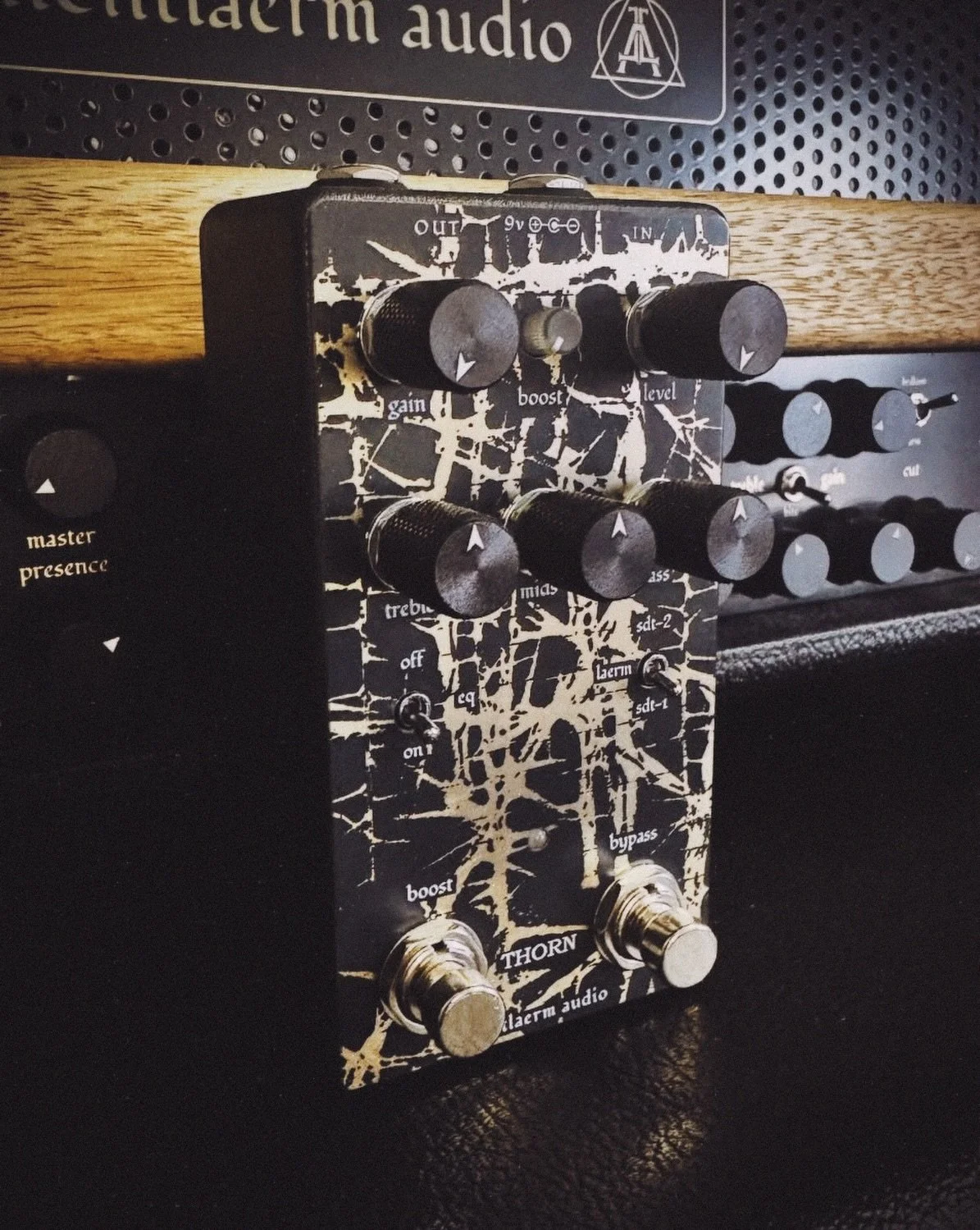 Black Friday surprise update: We got @lichtlaermaudio Thorns for you!

The new production version of @lennart_bossu's signature pedal delivers the iconic @amenra_official tone in the classic Lichtlaerm black &amp; gold aesthetic.

#lichtlaermaudio #a