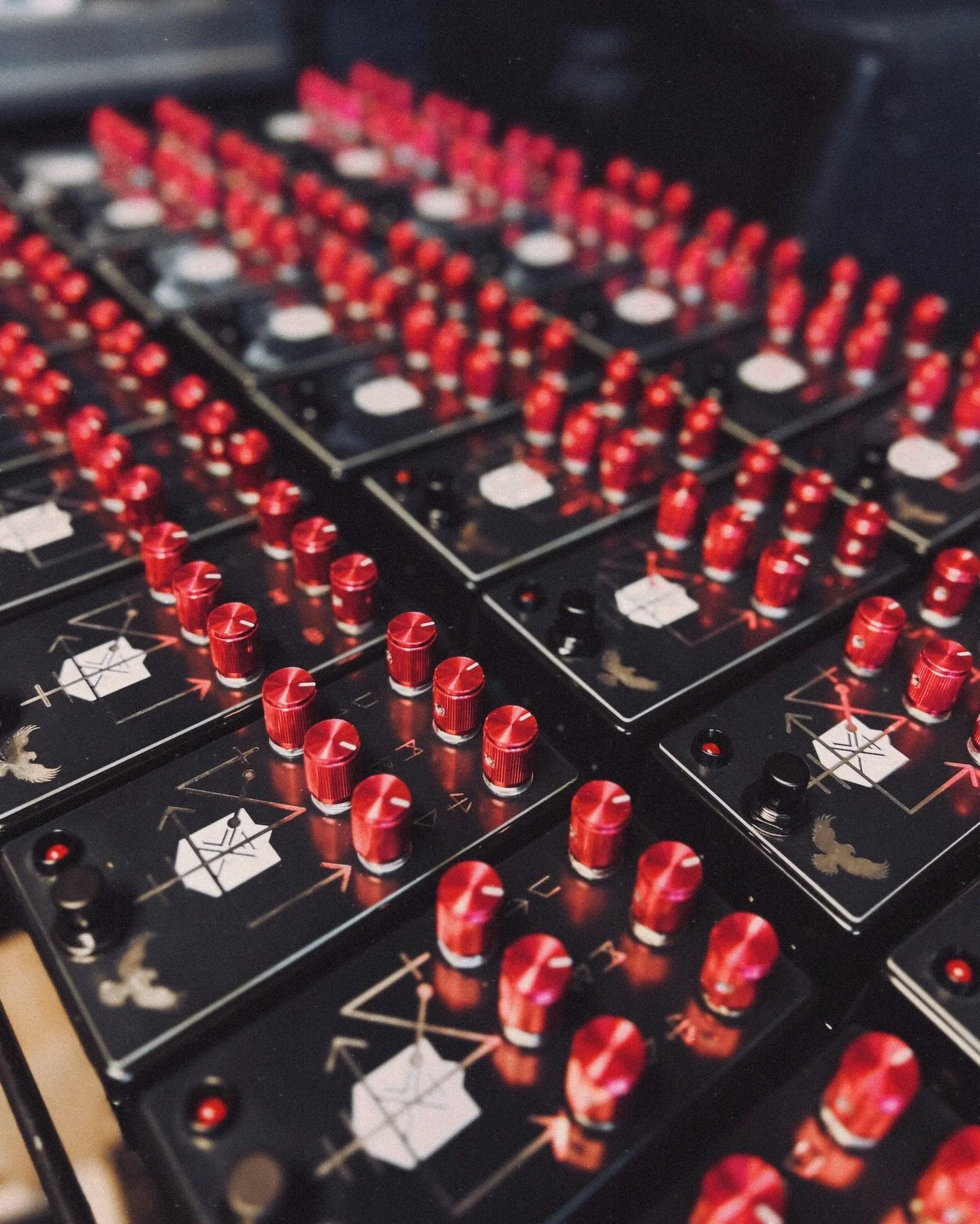 If you haven't gotten your hands on one of the CULT FX @blackhawkamps Balrogs yet, what are you doing with your life right now?

Crust, Sludge, Hardcore, Doom, Punk... this pedal brings the pain!

#blackhawkamps #distortion #distortionpedal #highgain