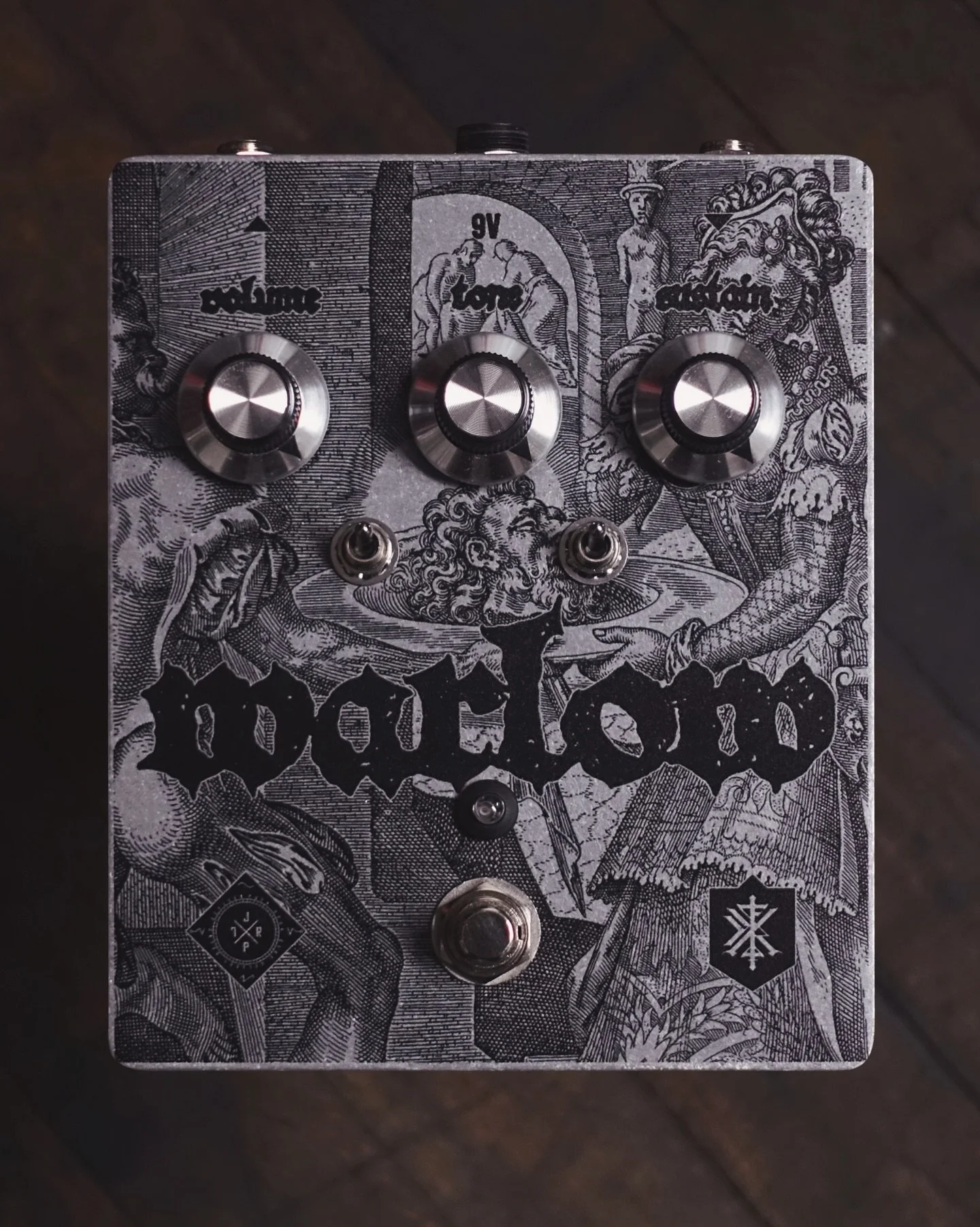 WARLOW
@jptr_fx X @cult.fx | Friday 12/19 @ 9AM Pacific

Can&rsquo;t decide between Big Muff and Rat? Why not do both with this hard AF looking Warlow Cult FX Edition?!

The JPTR FX Warlow is a premium quality opamp Big Muff pedal that has been pains