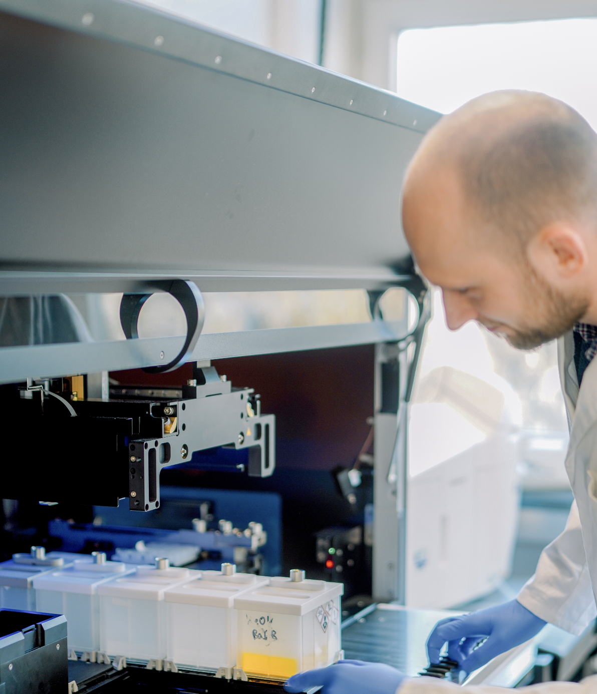 Fachkraft überprüft ein automatisiertes Laborgerät in der Pathologie