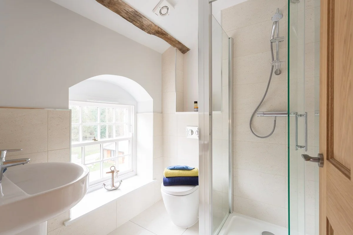 lofted ceiling bathroom with large sash window