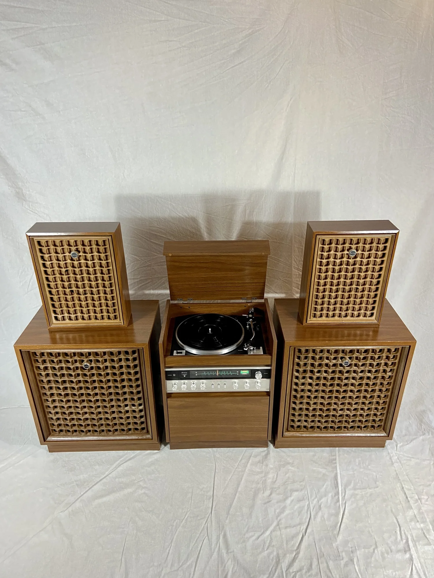 Sanyo Quadraphonic - Honeycomb restored by Retraphonics — photograph 1 of 8