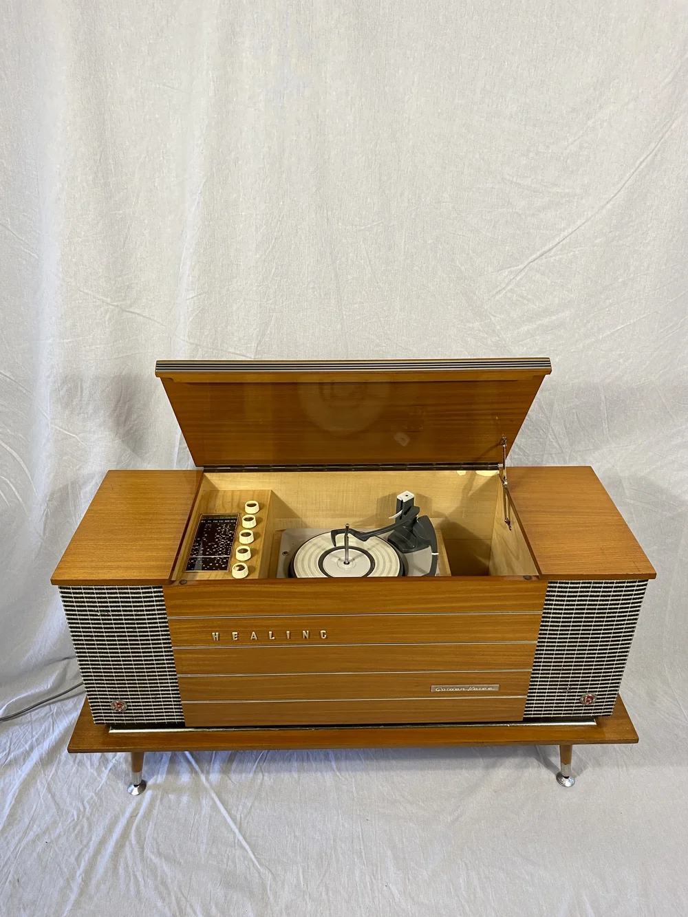 Healing Carousel 526S vintage radiogram restored by Retraphonics