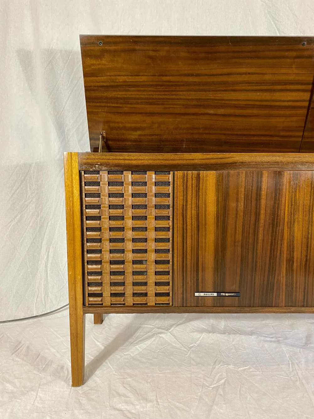 Philips Novasonic 770 vintage radiogram restored by Retraphonics