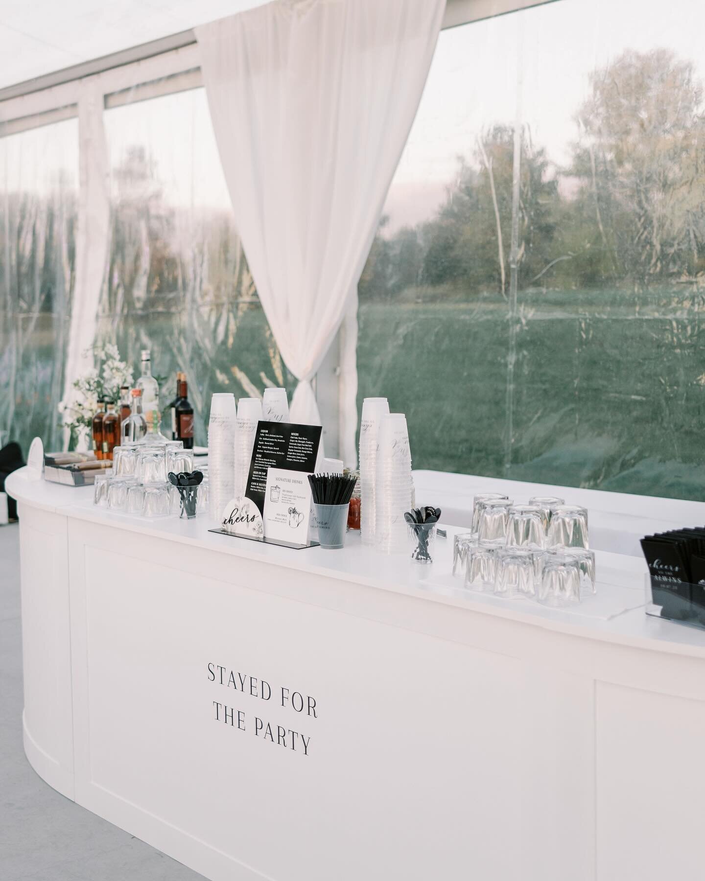 Reminiscing on this large custom built oval bar. Featuring custom bar signs and vinyl. We love that it now has a wonderful home at @theclubhousevenue 

Planner: @evaandcoevents 
Venue: @theclubhousevenue 
Photographer: @kassidyilaynestudios