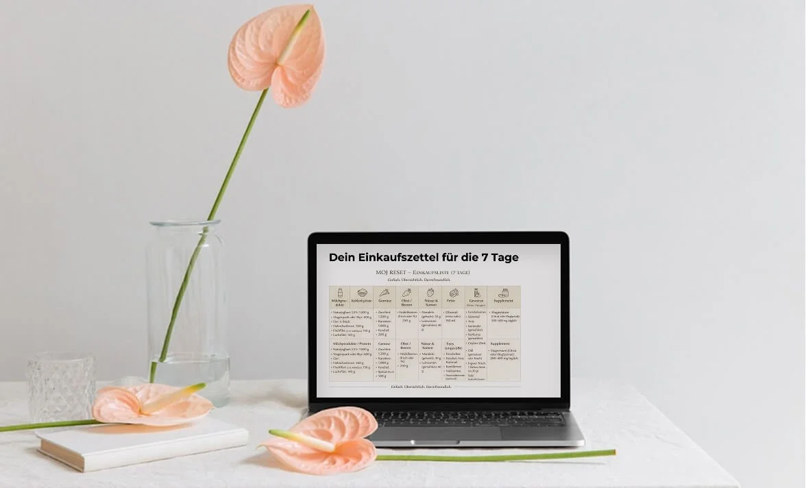 Eine Person macht ein Selbstporträt mit einer Digitalkamera, während sie in einem Spiegel schaut.