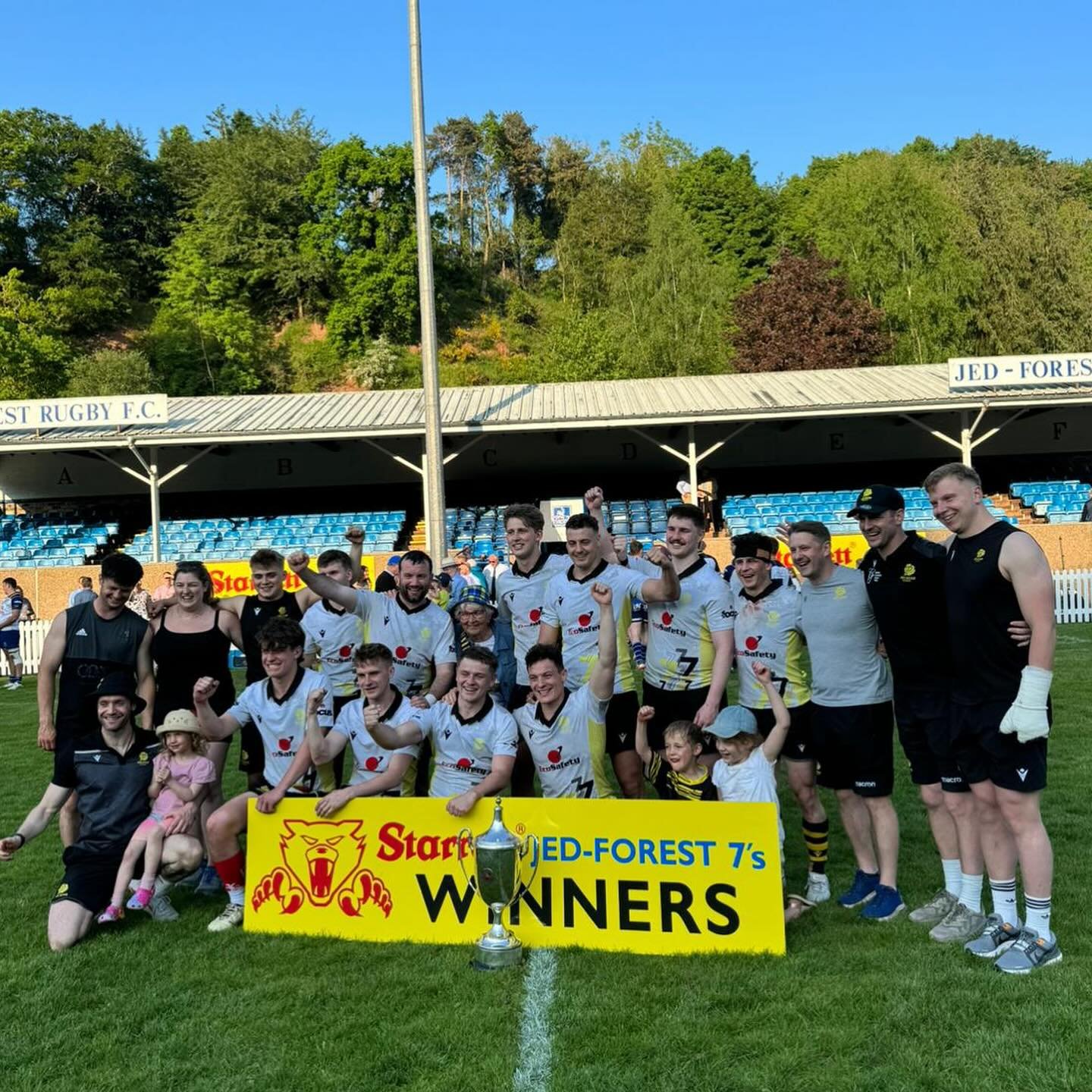 Melrose retain the Jed 7s trophy to finish 2nd in Kings of the 7s 2023/24. 

A great end to the season and a massive effort from everyone involved! 

Player of the Tournament - @harrymakowski 

Melrose 19 - 12 Jed 
Melrose 31 - 24 Edinburgh Universit
