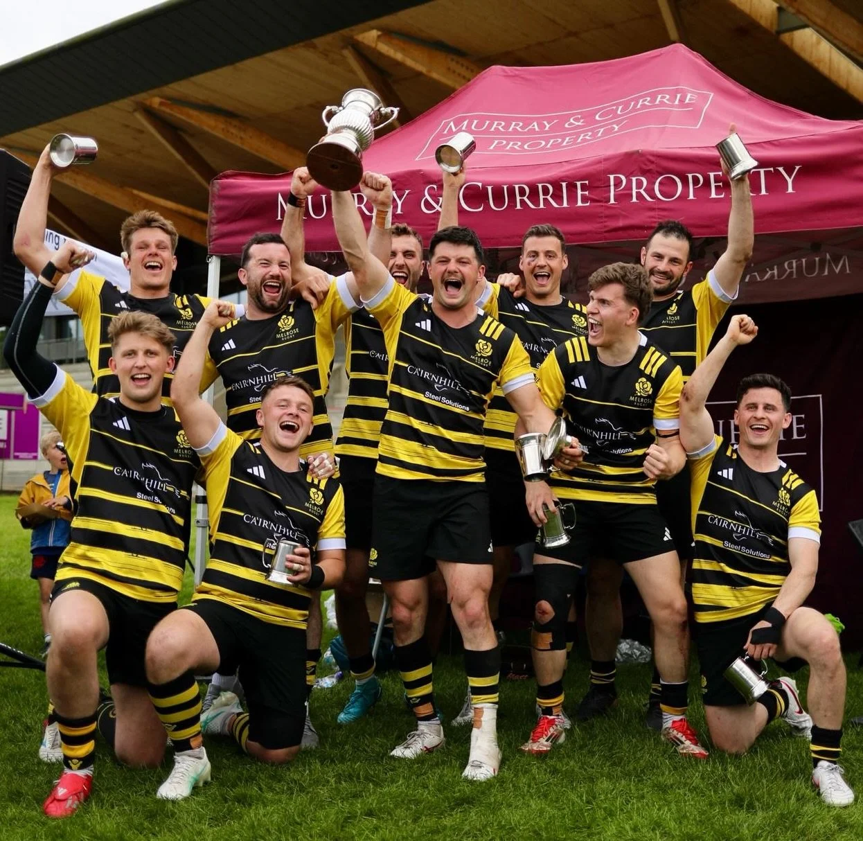 Waking up on Sunday feeling like Kings 👑

#BlackandYellow🐝