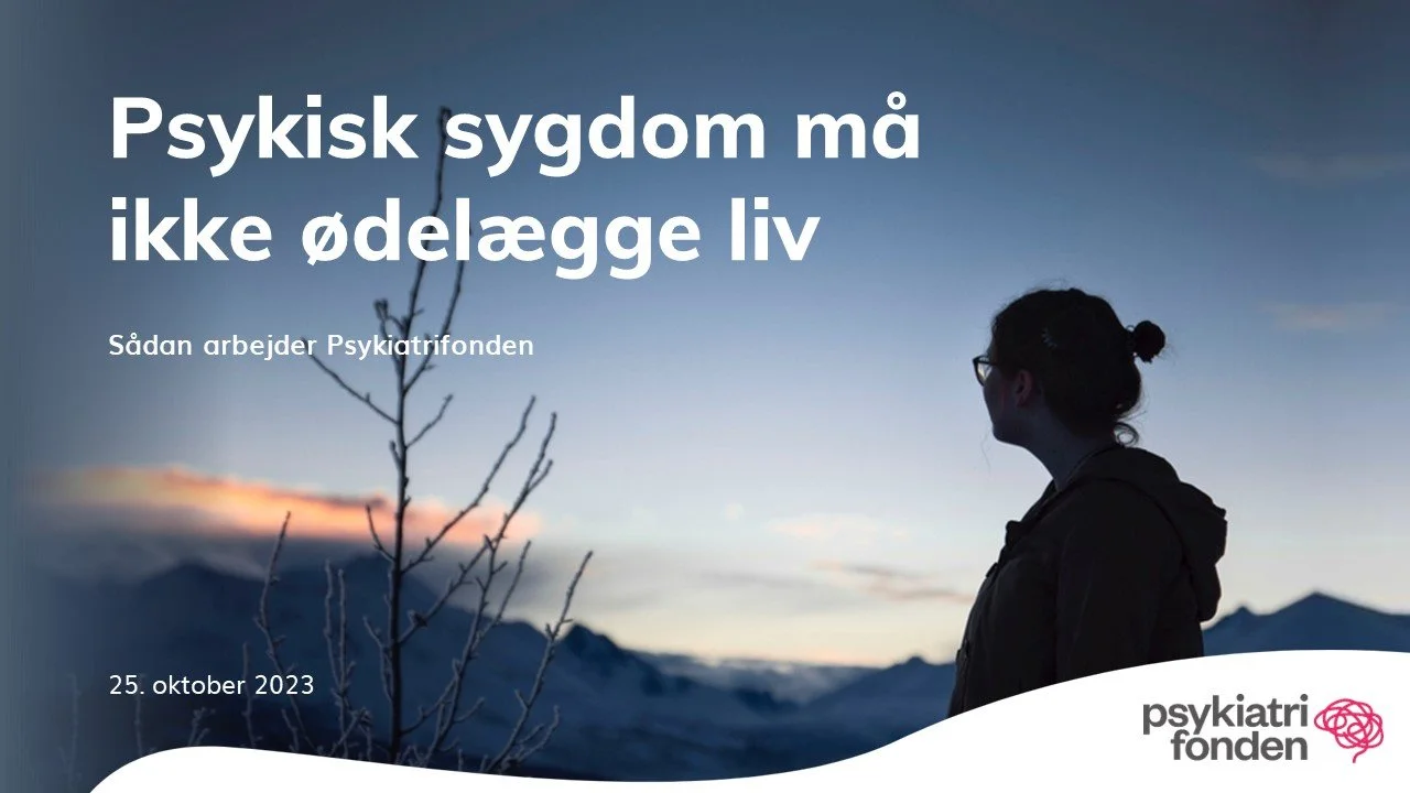 A person standing outdoors during twilight, looking at mountains and a cloudy sky, with overlay text in Danish about mental illness and the psychiatric foundation.