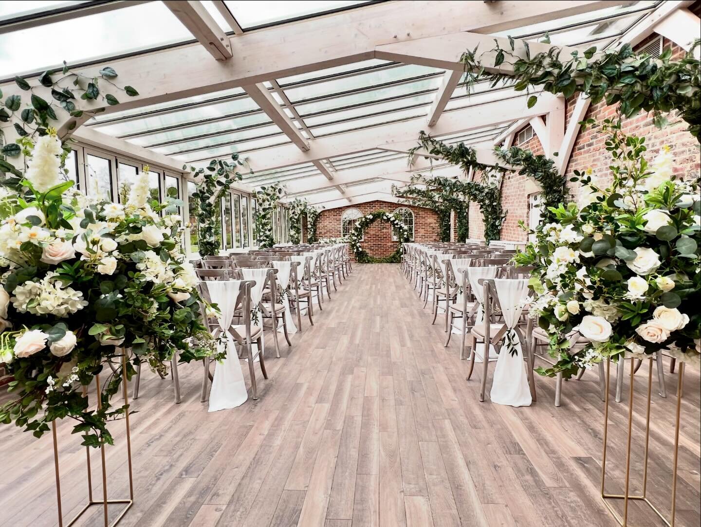 Chloe and Charles. A beautiful set up at @foxtailbarnsvenue yesterday with lots of big florals.
#vintagevenuedressing, #foxtailbarns, #foxtailbarnsvenue, #wedding, #weddingday, #springwedding, #weddingceremony, #weddingdecor, #weddingbackdrop, #weddi