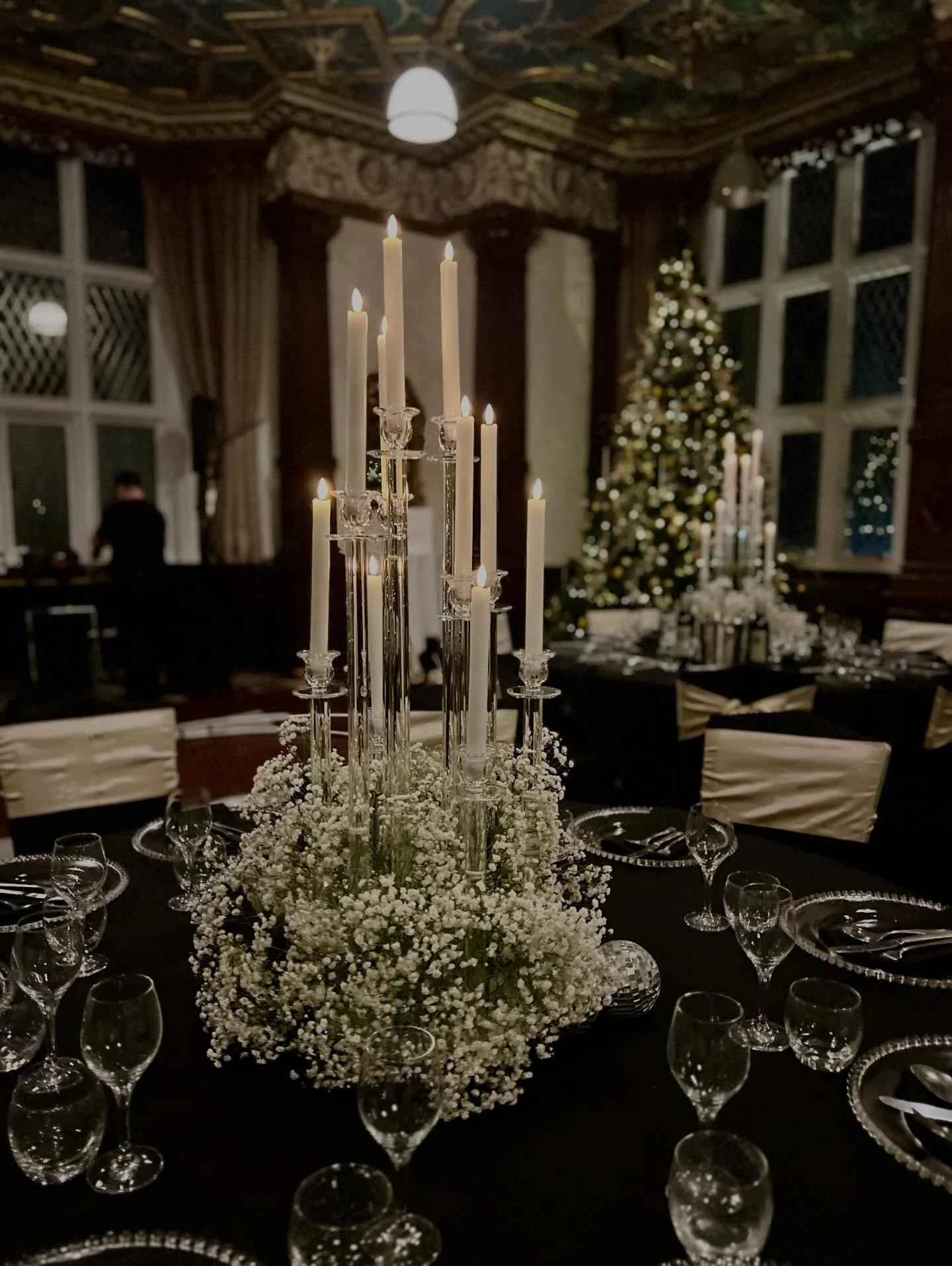 Fraser &amp; Amanda. What a way to celebrate a big birthday and anniversary at @crewehallcheshire. The room was transformed into a stunning and luxurious backdrop for their special joint celebration.
#vintagevenuedressing, #crewehall, #crewehallweddi